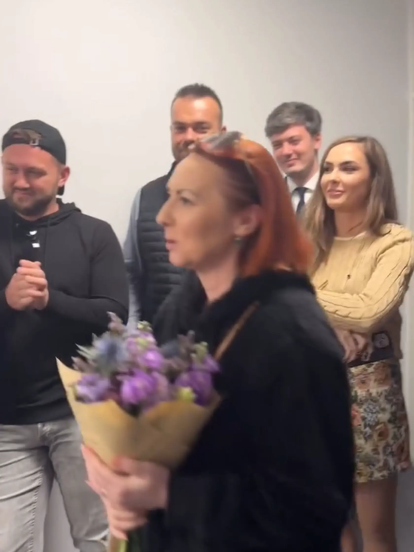 21. mája 2025: Posledné vysielanie Viktora Vinczeho: Kolegovia zo spravodajstva mu v zákulisí pripravili rozlúčku. Redaktorka Zuzana Ferenčáková (vpredu) sa mu poďakovala aj za kolegov. 