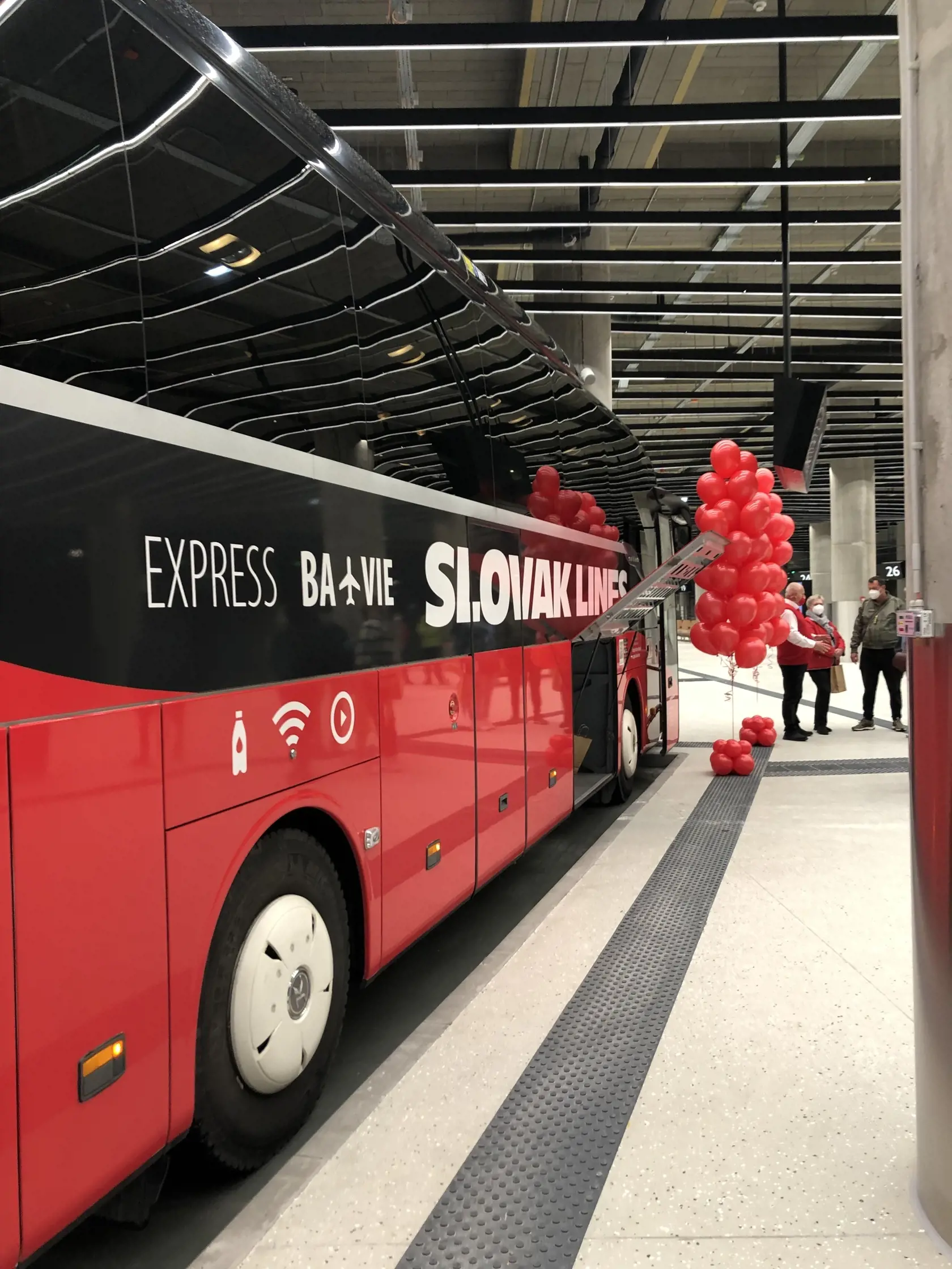 Na snímke sú autobusy Slovak Lines, ktoré budú premávať na medzinárodnej linke Bratislava – Viedeň.