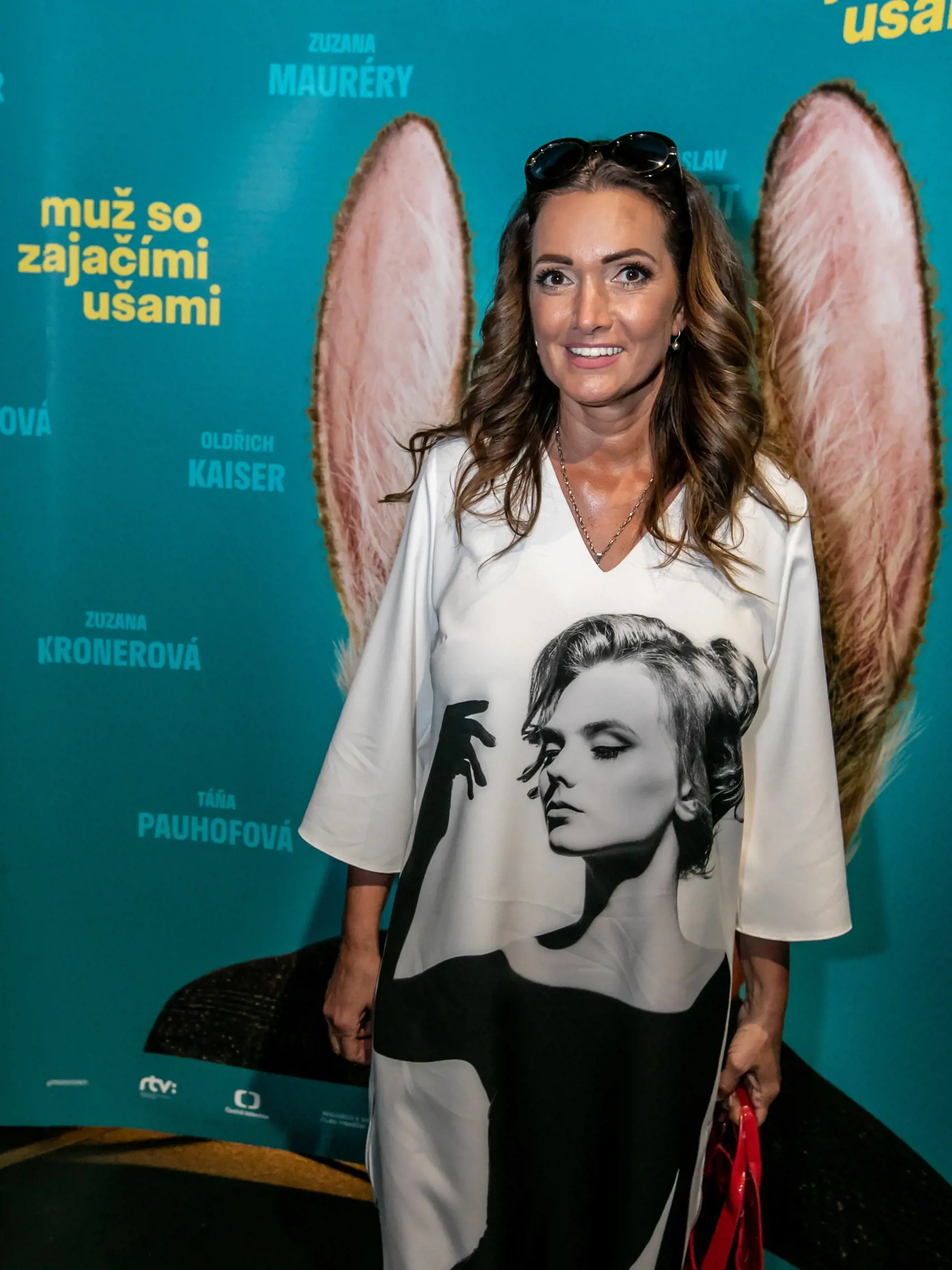 Na snímke sú príchody do kina v Bory maall na premiéru filmu: Muž so zajačími ušami. 