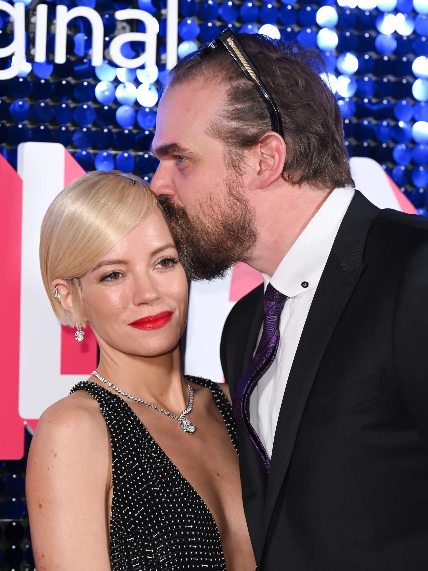 Speváčka Lily Allen a herec David Harbour sa rozvádzajú.