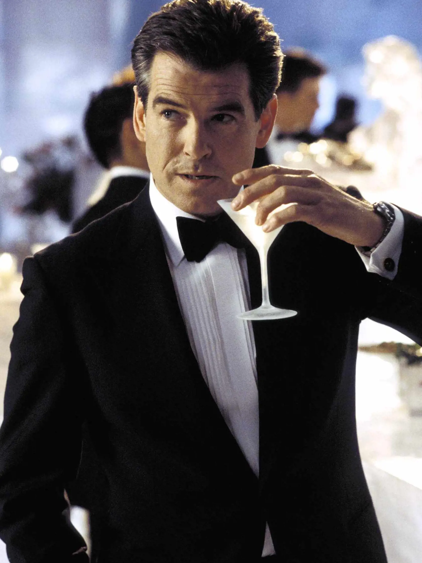 Pierce Brosnan je jej nevlastným dedkom.