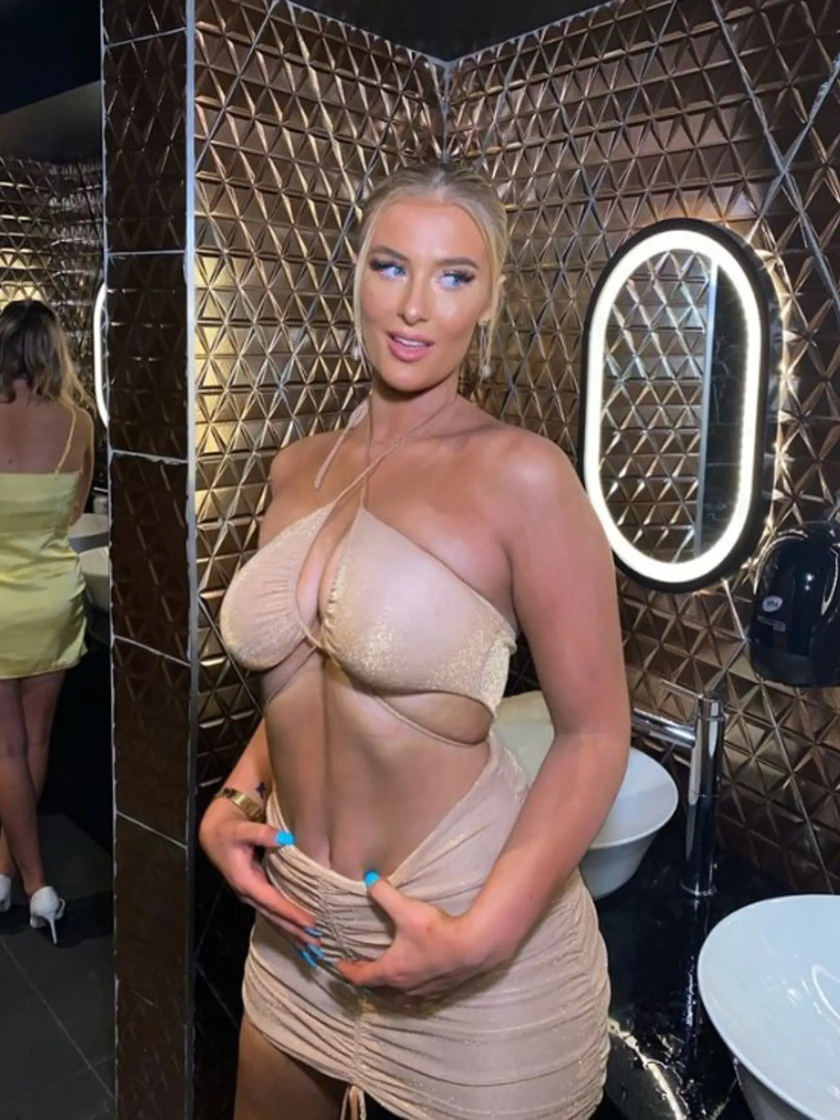 Nevlastná vnučka herca Piercea Brosnana Sophie Isabelle Smith nie je rozhodne žiadne neviniatko. 24-ročná kráska si na živobytie zarába ako modelka predovšetkým na platforme pre dospelých OnlyFans, kde ponúka pikantný platený obsah. A veruže sa je, na čo pozerať.