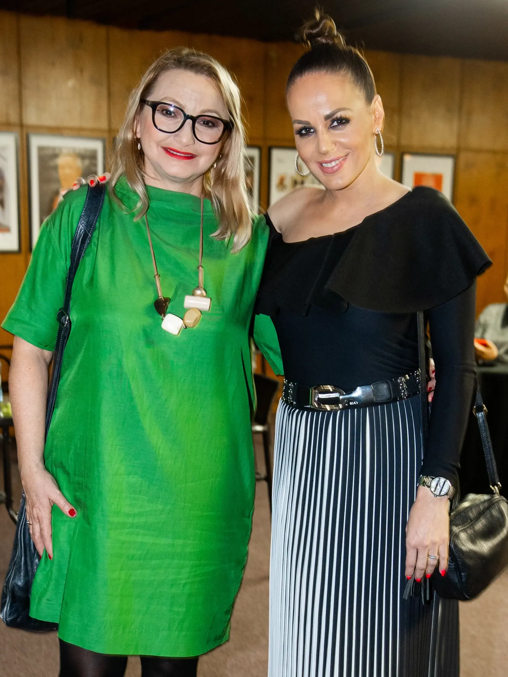 Anna Šišková a Karin Haydu. Šišková hrá namosúrenú manželku.