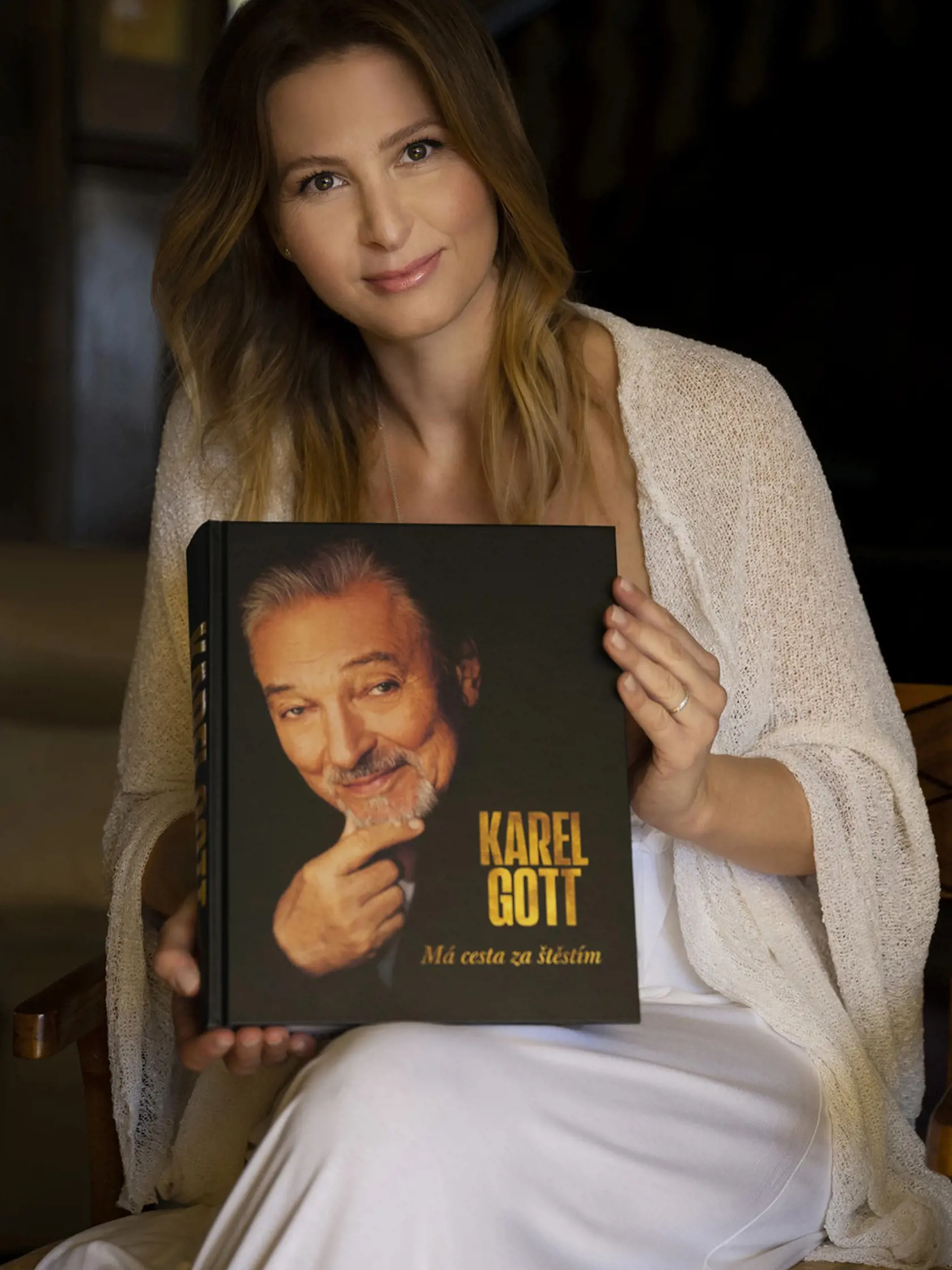 Ivana Gottová s manželovou knihou.