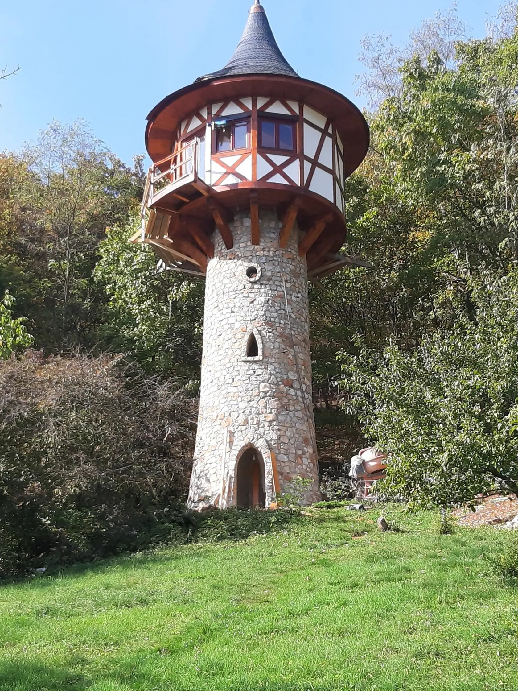 Veža na vlásku.