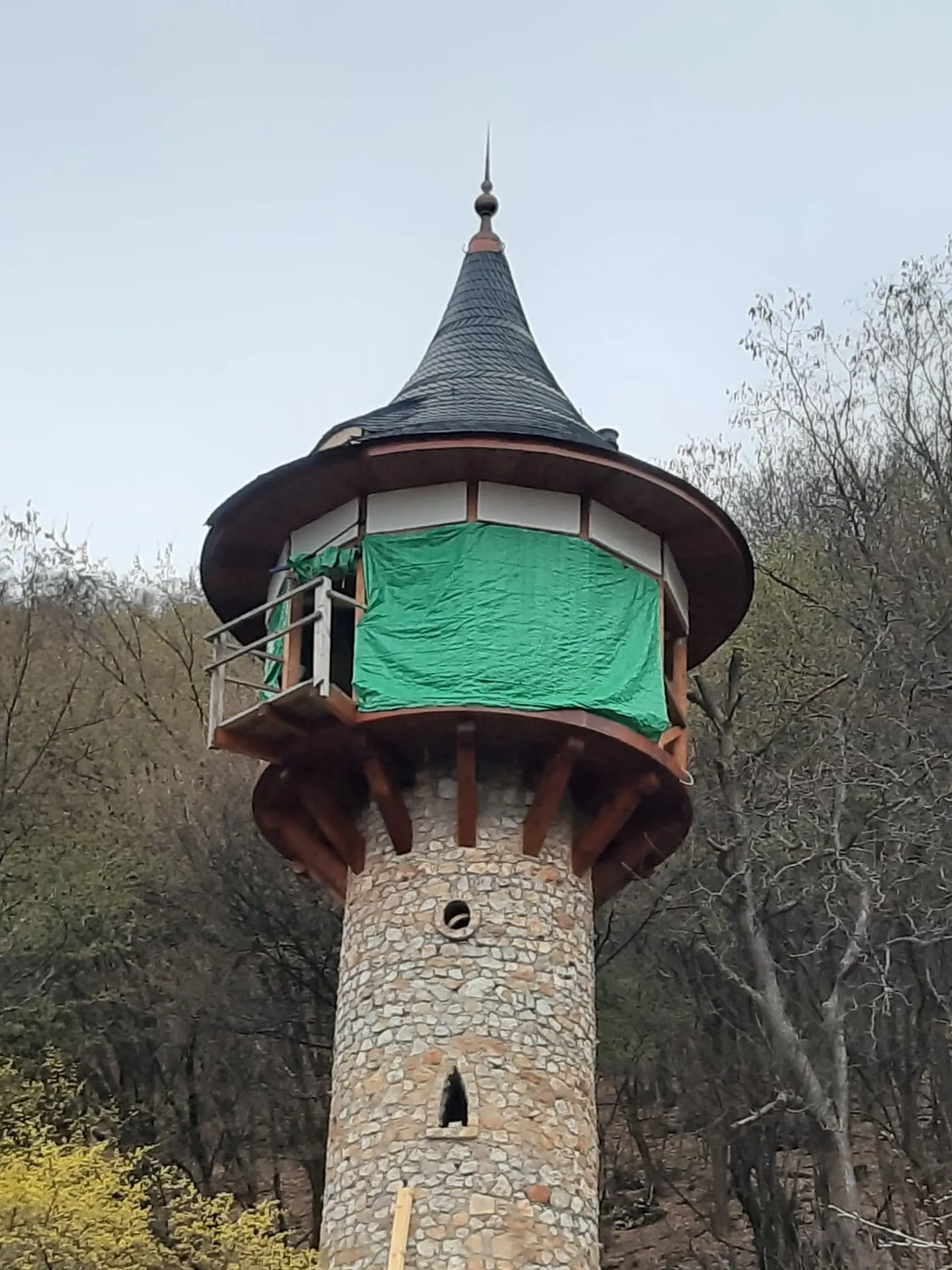Veža na vlásku.