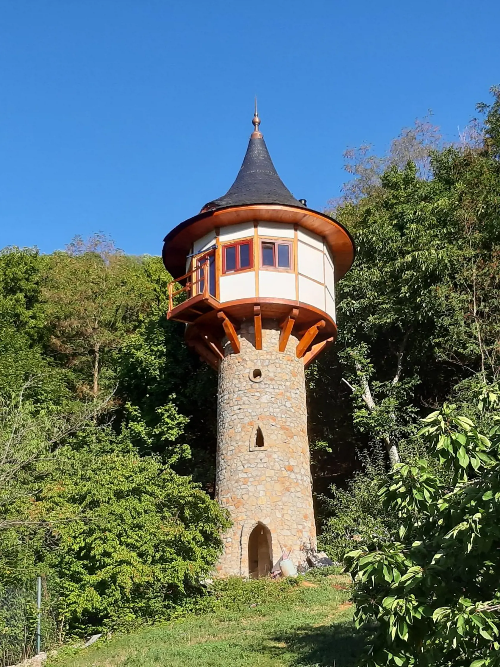 Veža na vlásku.