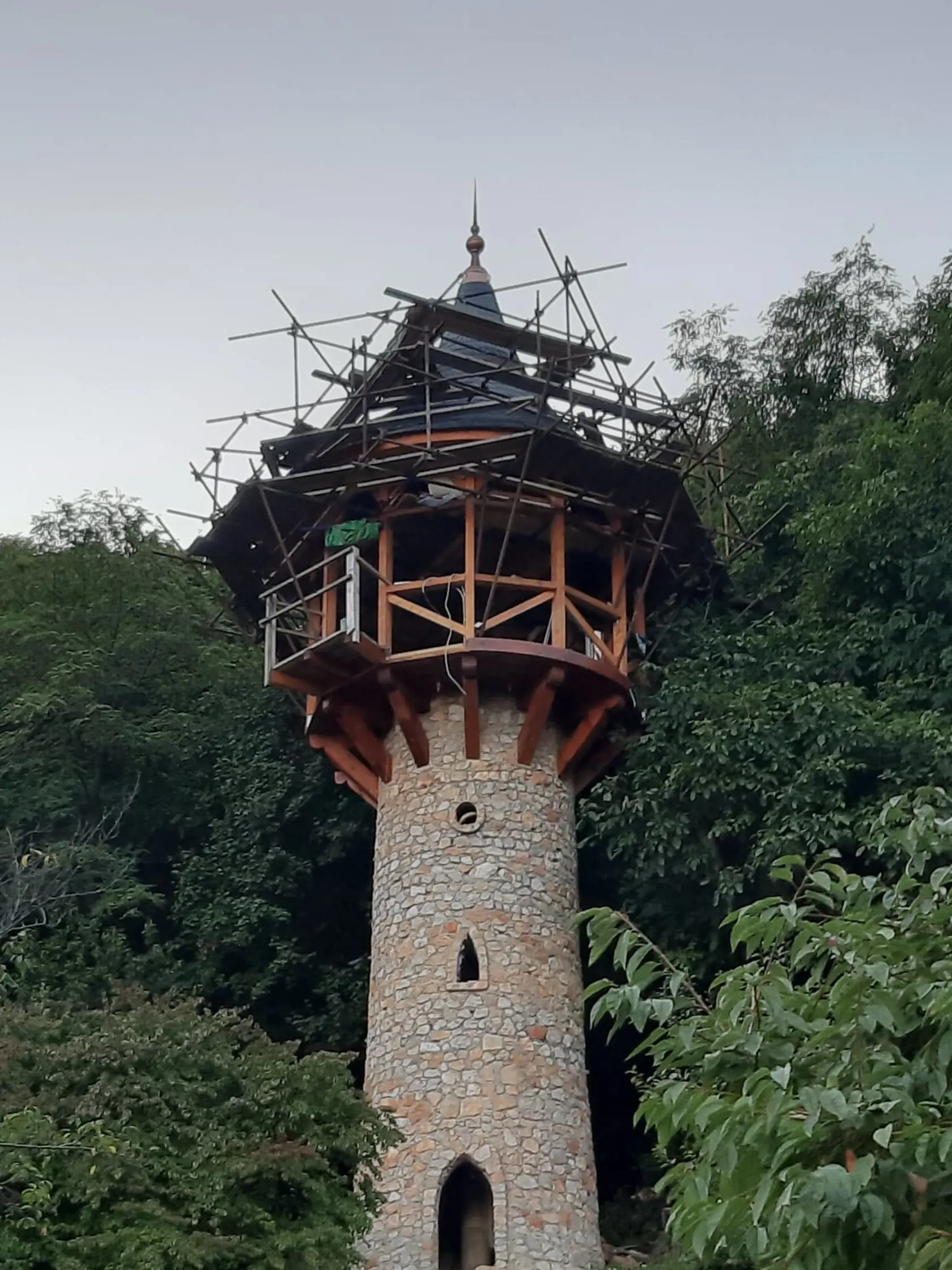 Veža na vlásku.