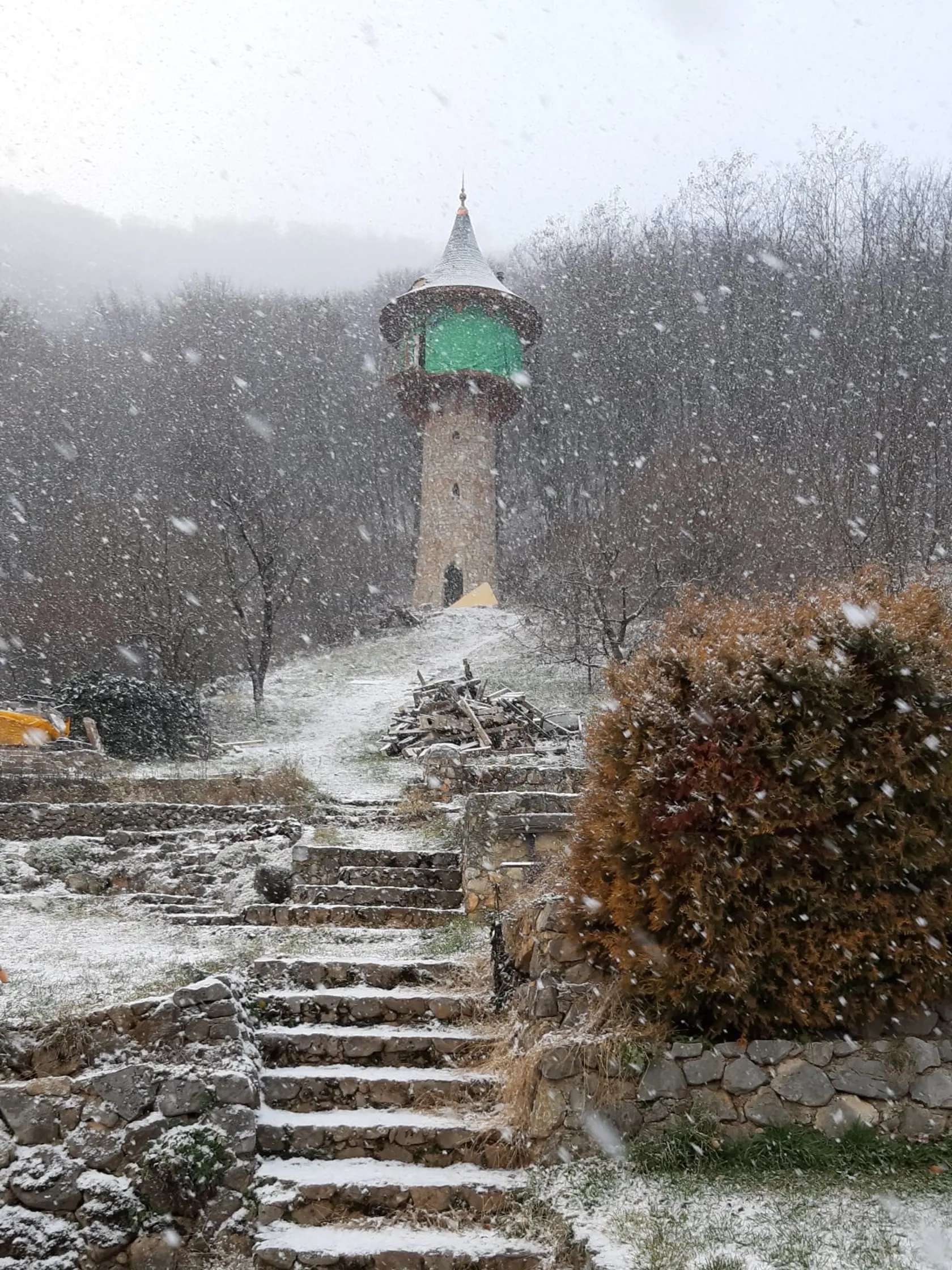 Veža na vlásku.