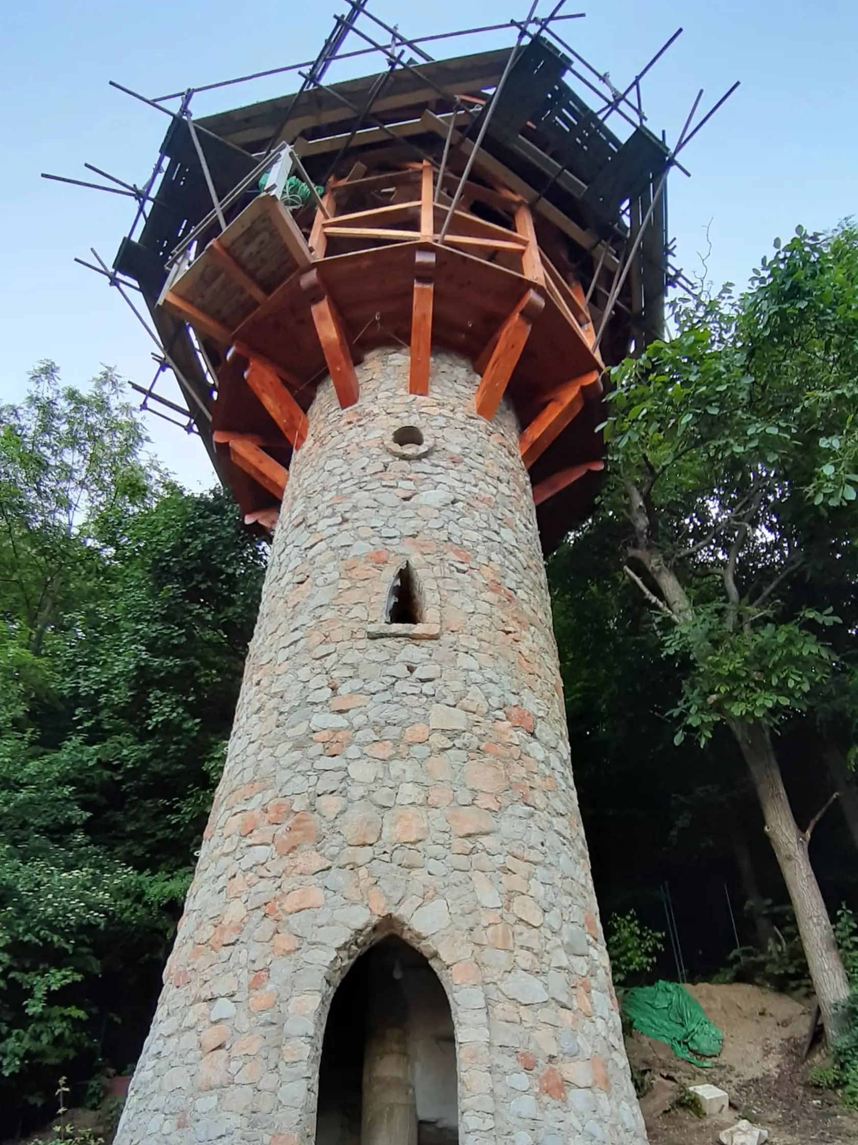 Veža na vlásku.