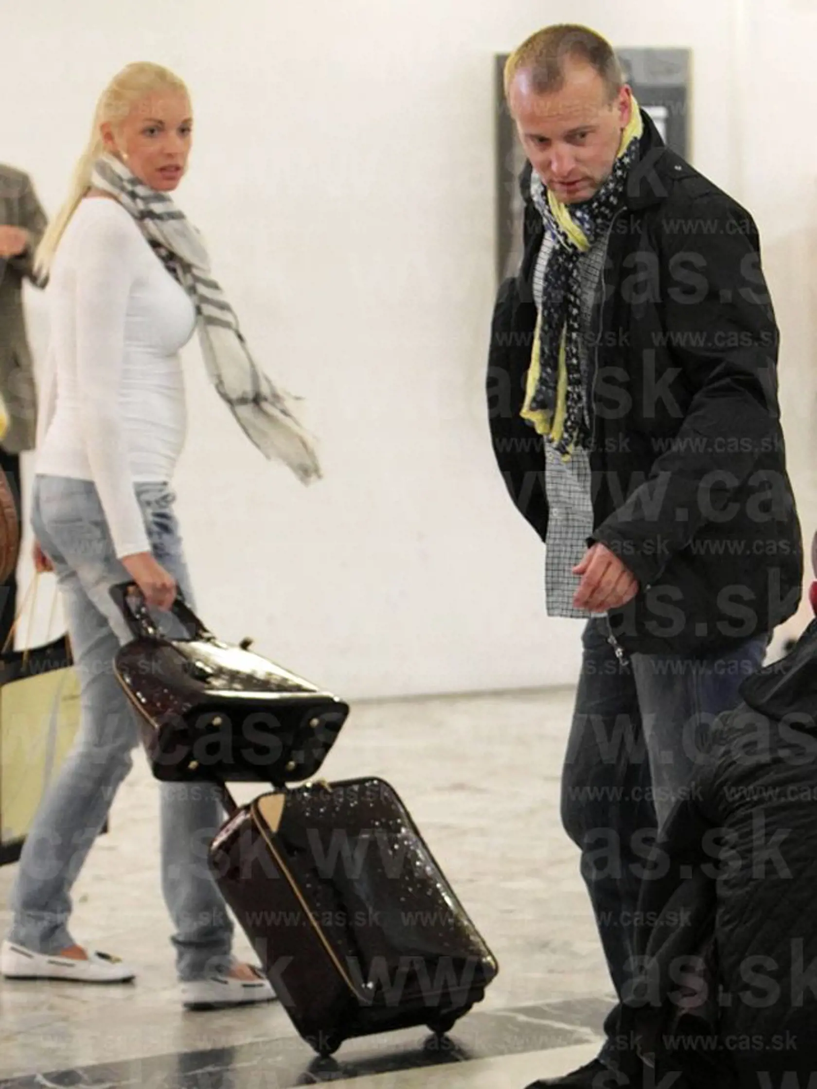 13. apríla 2011, 21.45 hod., Letisko Schwechat, Viedeň: Boris Kollár sa vrátil z dovolenky v Dubaji, spoločnosť mu robila milenka Barbora.           