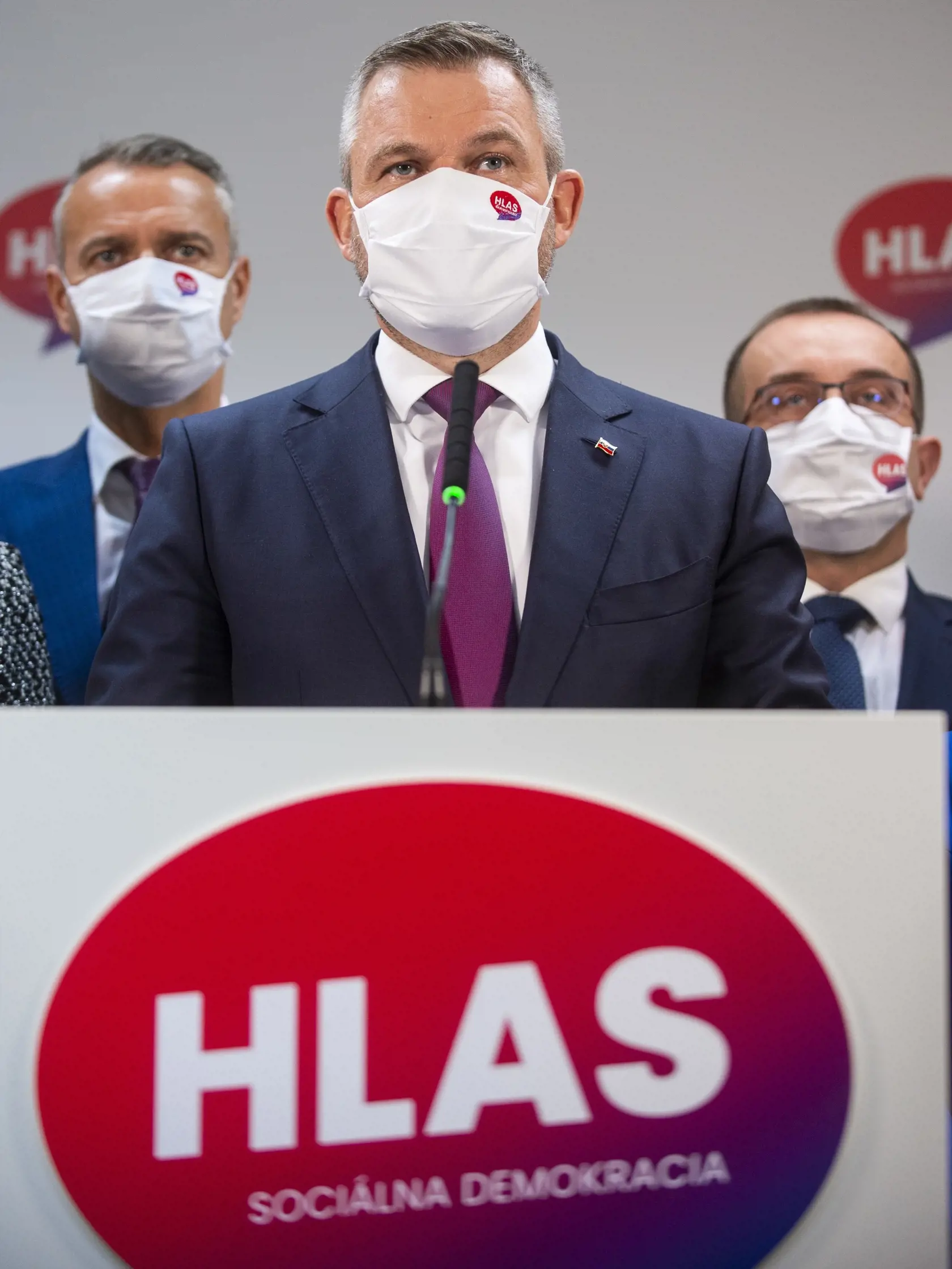 "Obavám sa, že keď to takto bude pokračovať, tak terčom politiky Hlasu nebude súčasná vládna koalícia, ale Smer – sociálna demokracia," povedal Fico.