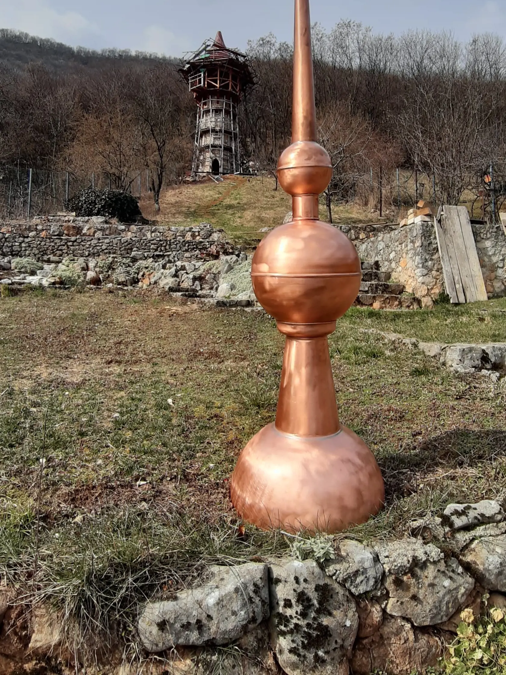 Veža na vlásku - špica je už dnes osadená, ale vtedy ešte len čakala na svoju "príležitosť".