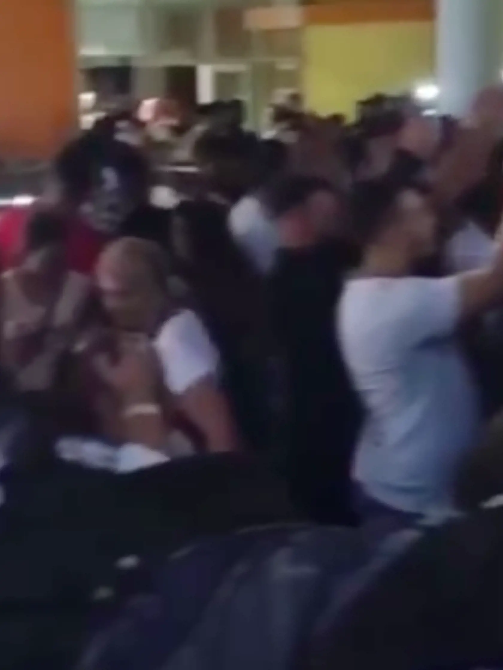 Zábery z videa z rómskej zábavy, ktorú zorganizovali v Prešove v čase, keď bol okres zaradený do oranžovej zóny covid automatu, teda v stupni ostražitosti, v ktorom je povinné nosenie rúšok v interiéri a večierkov sa môže zúčastniť maximálne sto plne zaočkovaných alebo 50 ľudí v režime OTP (očkovaní, testovaní, prekonavší).