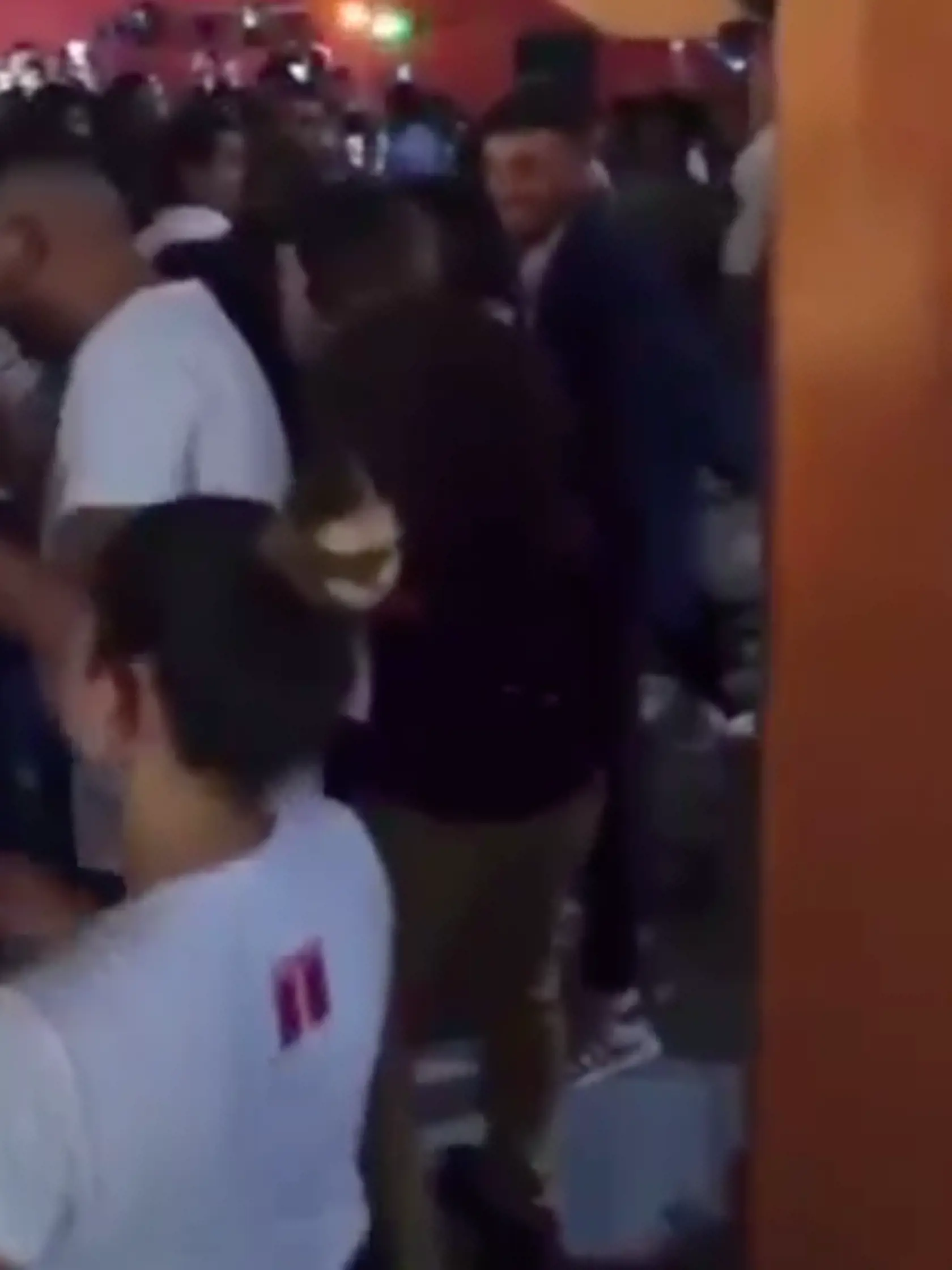Zábery z videa z rómskej zábavy, ktorú zorganizovali v Prešove v čase, keď bol okres zaradený do oranžovej zóny covid automatu, teda v stupni ostražitosti, v ktorom je povinné nosenie rúšok v interiéri a večierkov sa môže zúčastniť maximálne sto plne zaočkovaných alebo 50 ľudí v režime OTP (očkovaní, testovaní, prekonavší).
