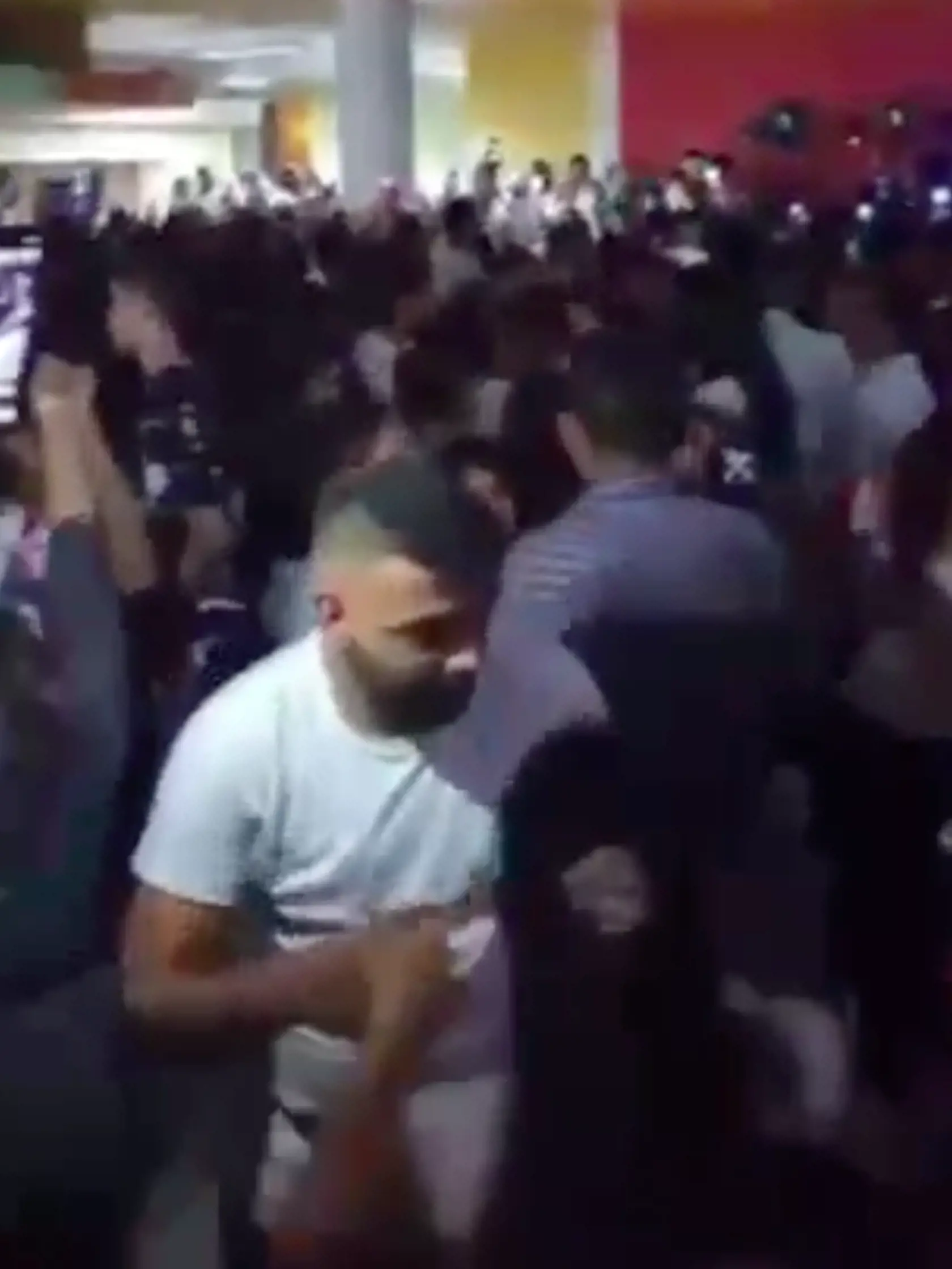 Zábery z videa z rómskej zábavy, ktorú zorganizovali v Prešove v čase, keď bol okres zaradený do oranžovej zóny covid automatu, teda v stupni ostražitosti, v ktorom je povinné nosenie rúšok v interiéri a večierkov sa môže zúčastniť maximálne sto plne zaočkovaných alebo 50 ľudí v režime OTP (očkovaní, testovaní, prekonavší).