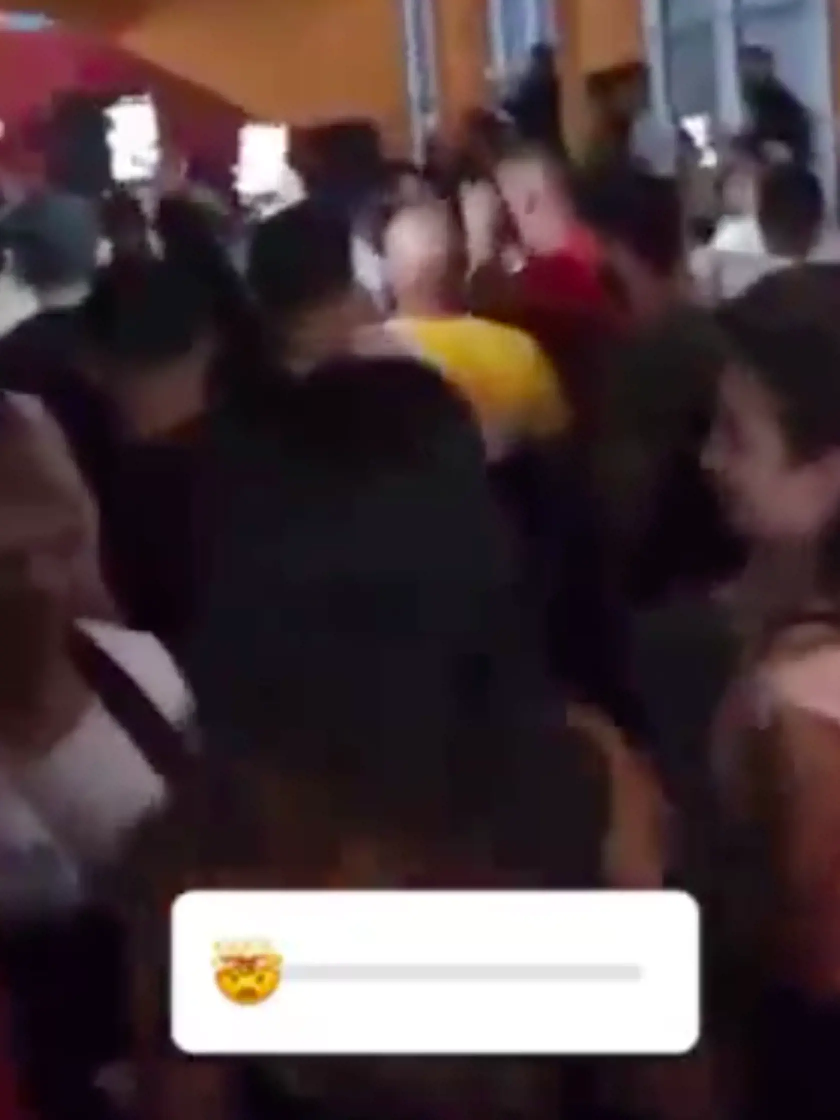 Zábery z videa z rómskej zábavy, ktorú zorganizovali v Prešove v čase, keď bol okres zaradený do oranžovej zóny covid automatu, teda v stupni ostražitosti, v ktorom je povinné nosenie rúšok v interiéri a večierkov sa môže zúčastniť maximálne sto plne zaočkovaných alebo 50 ľudí v režime OTP (očkovaní, testovaní, prekonavší).