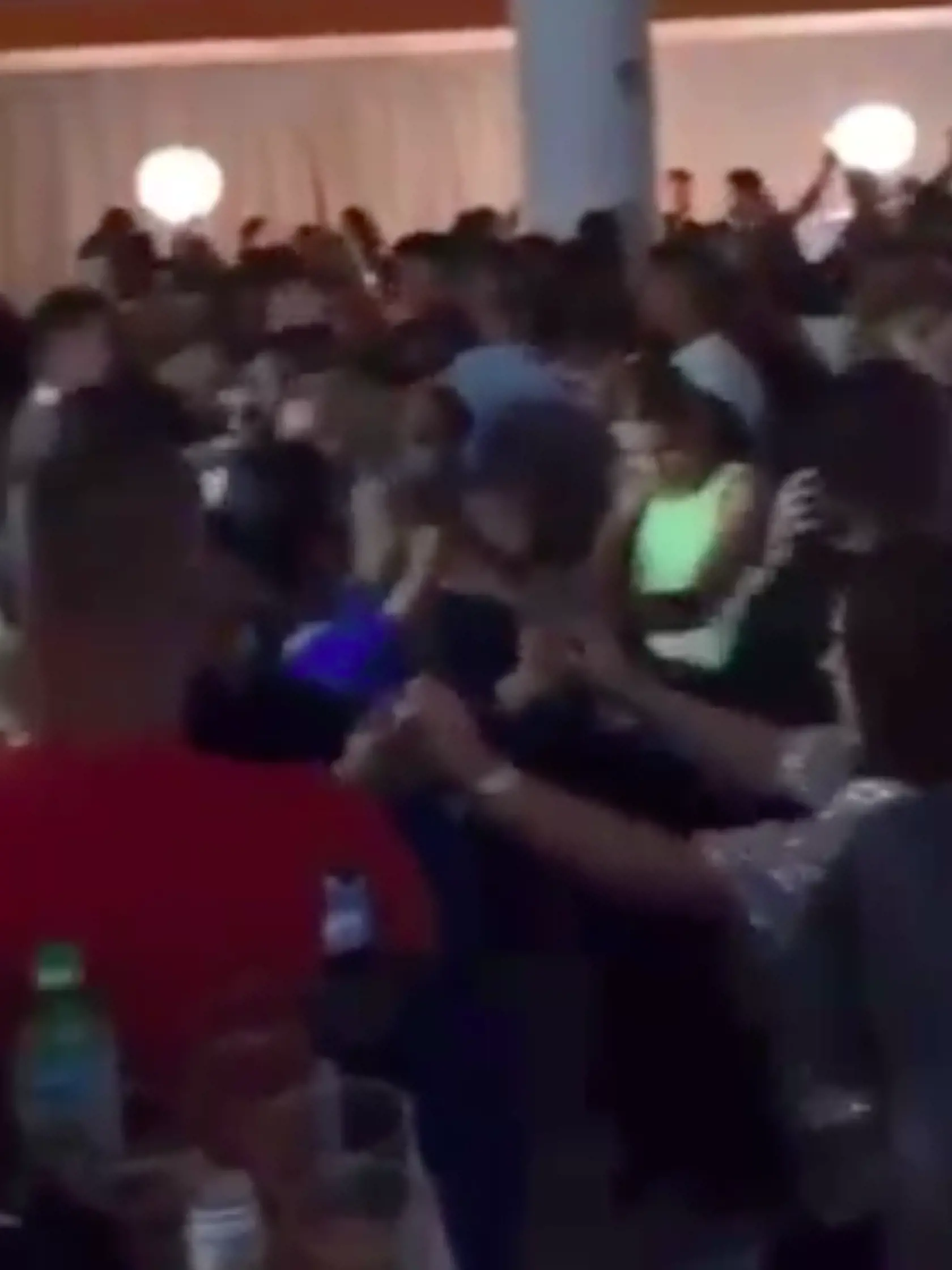 Zábery z videa z rómskej zábavy, ktorú zorganizovali v Prešove v čase, keď bol okres zaradený do oranžovej zóny covid automatu, teda v stupni ostražitosti, v ktorom je povinné nosenie rúšok v interiéri a večierkov sa môže zúčastniť maximálne sto plne zaočkovaných alebo 50 ľudí v režime OTP (očkovaní, testovaní, prekonavší).