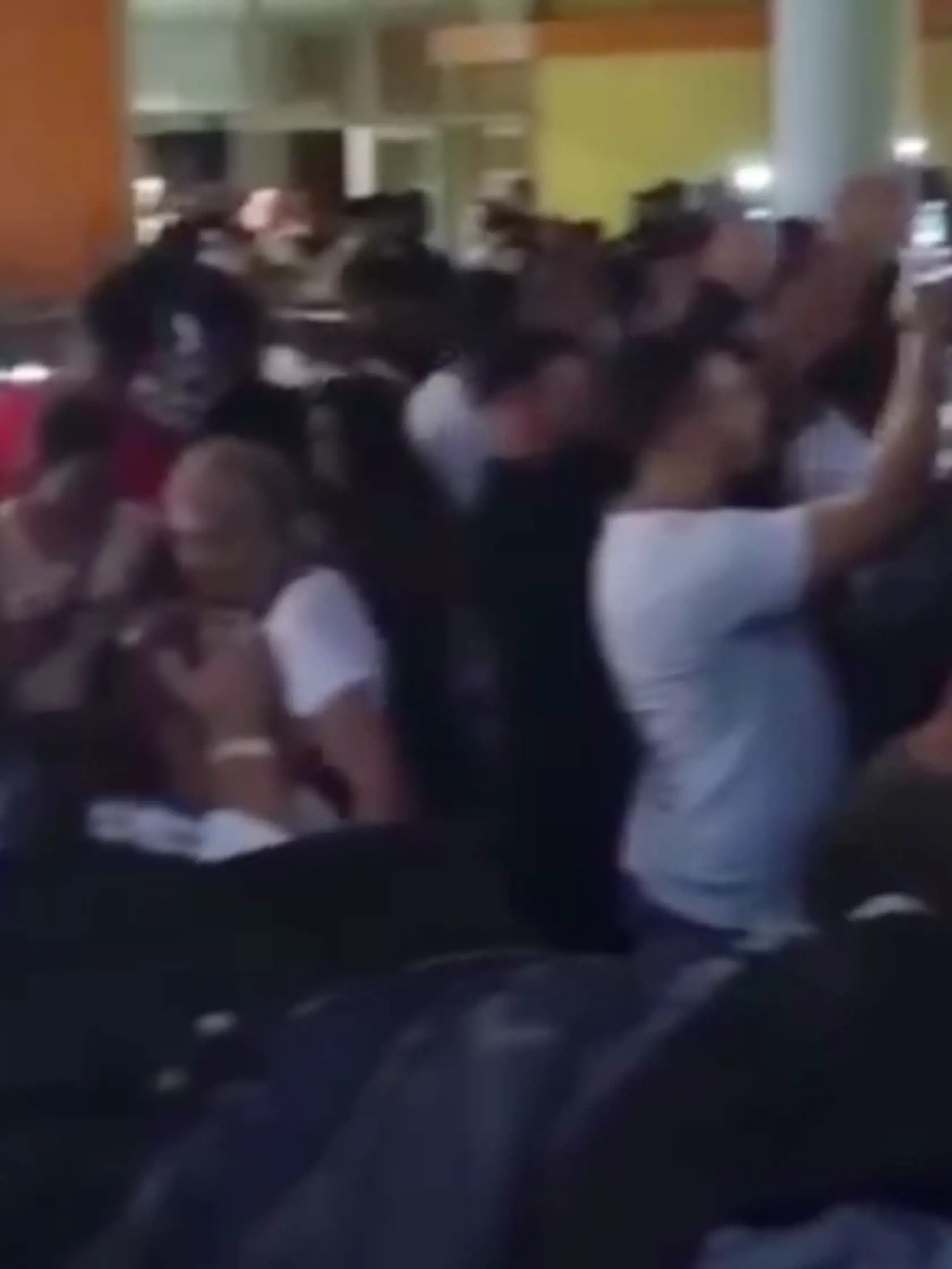 Zábery z videa z rómskej zábavy, ktorú zorganizovali v Prešove v čase, keď bol okres zaradený do oranžovej zóny covid automatu, teda v stupni ostražitosti, v ktorom je povinné nosenie rúšok v interiéri a večierkov sa môže zúčastniť maximálne sto plne zaočkovaných alebo 50 ľudí v režime OTP (očkovaní, testovaní, prekonavší).