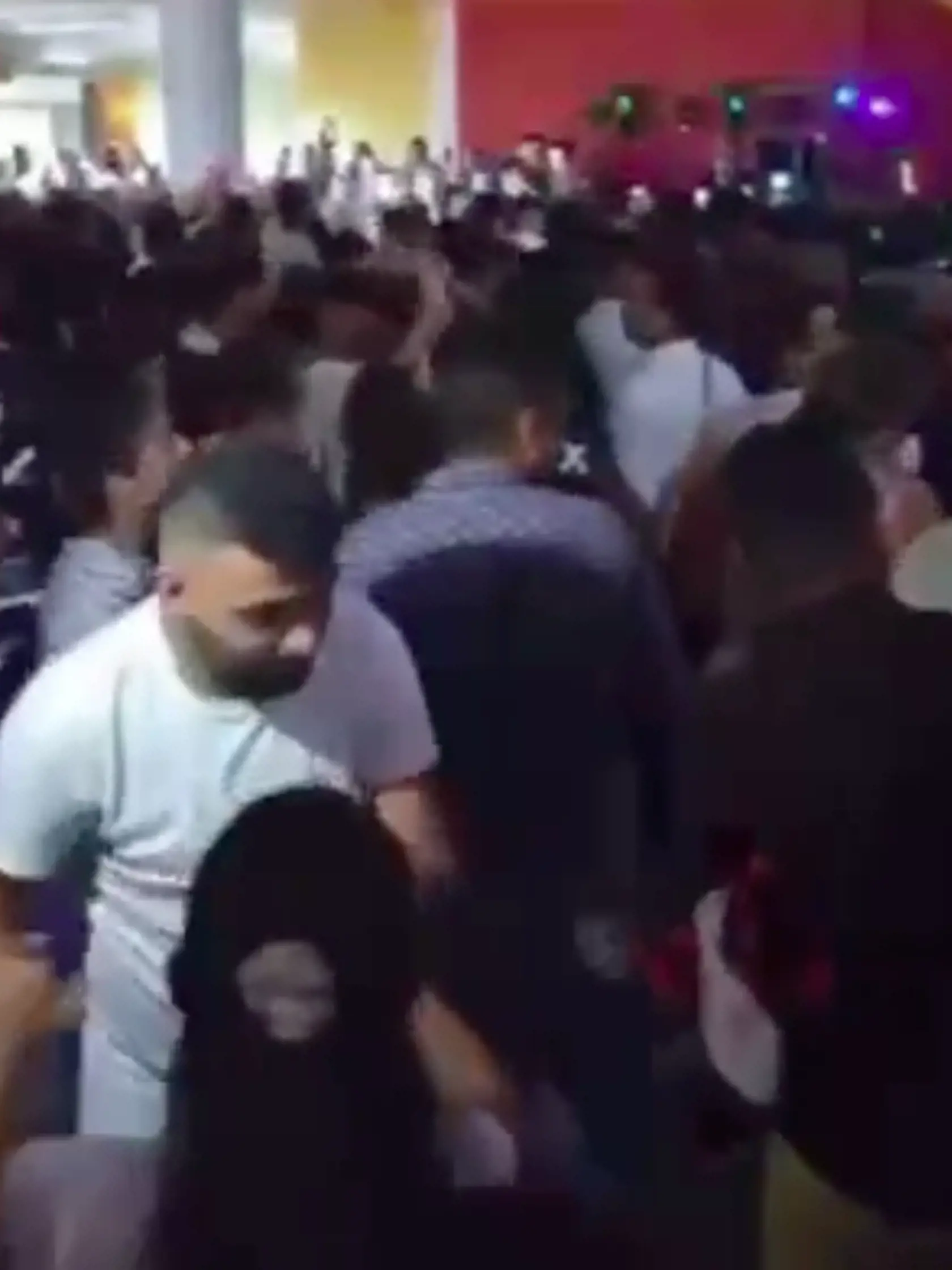 Zábery z videa z rómskej zábavy, ktorú zorganizovali v Prešove v čase, keď bol okres zaradený do oranžovej zóny covid automatu, teda v stupni ostražitosti, v ktorom je povinné nosenie rúšok v interiéri a večierkov sa môže zúčastniť maximálne sto plne zaočkovaných alebo 50 ľudí v režime OTP (očkovaní, testovaní, prekonavší).
