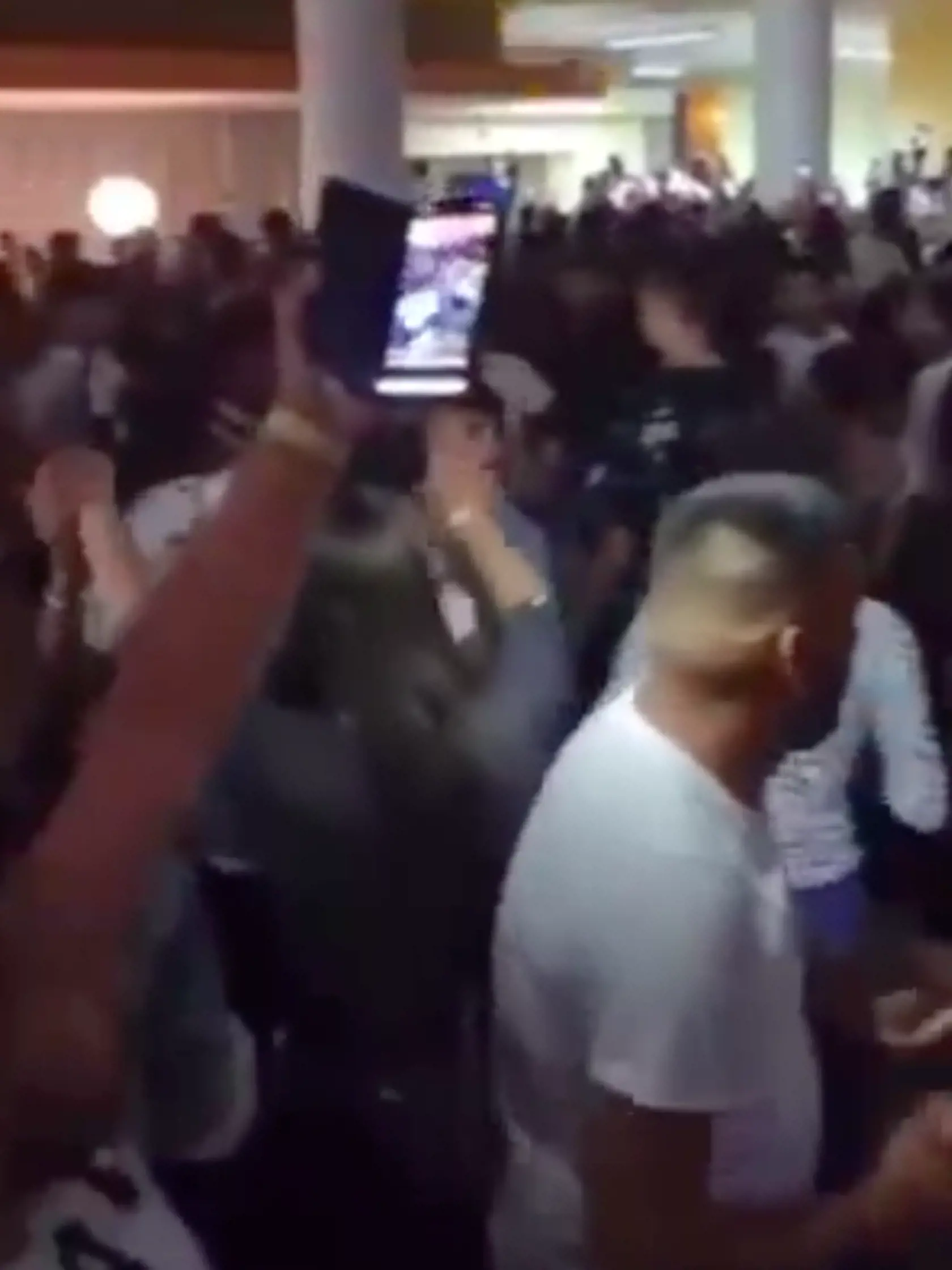 Zábery z videa z rómskej zábavy, ktorú zorganizovali v Prešove v čase, keď bol okres zaradený do oranžovej zóny covid automatu, teda v stupni ostražitosti, v ktorom je povinné nosenie rúšok v interiéri a večierkov sa môže zúčastniť maximálne sto plne zaočkovaných alebo 50 ľudí v režime OTP (očkovaní, testovaní, prekonavší).
