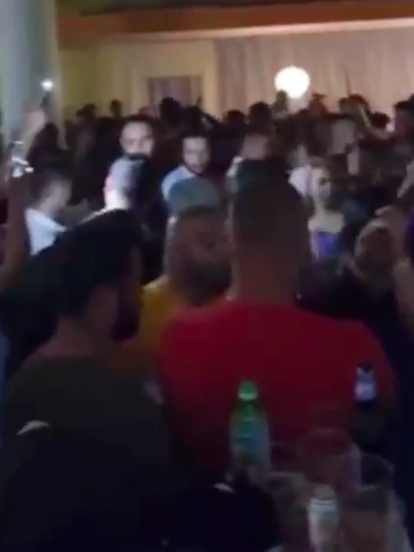 Zábery z videa z rómskej zábavy, ktorú zorganizovali v Prešove v čase, keď bol okres zaradený do oranžovej zóny covid automatu, teda v stupni ostražitosti, v ktorom je povinné nosenie rúšok v interiéri a večierkov sa môže zúčastniť maximálne sto plne zaočkovaných alebo 50 ľudí v režime OTP (očkovaní, testovaní, prekonavší).