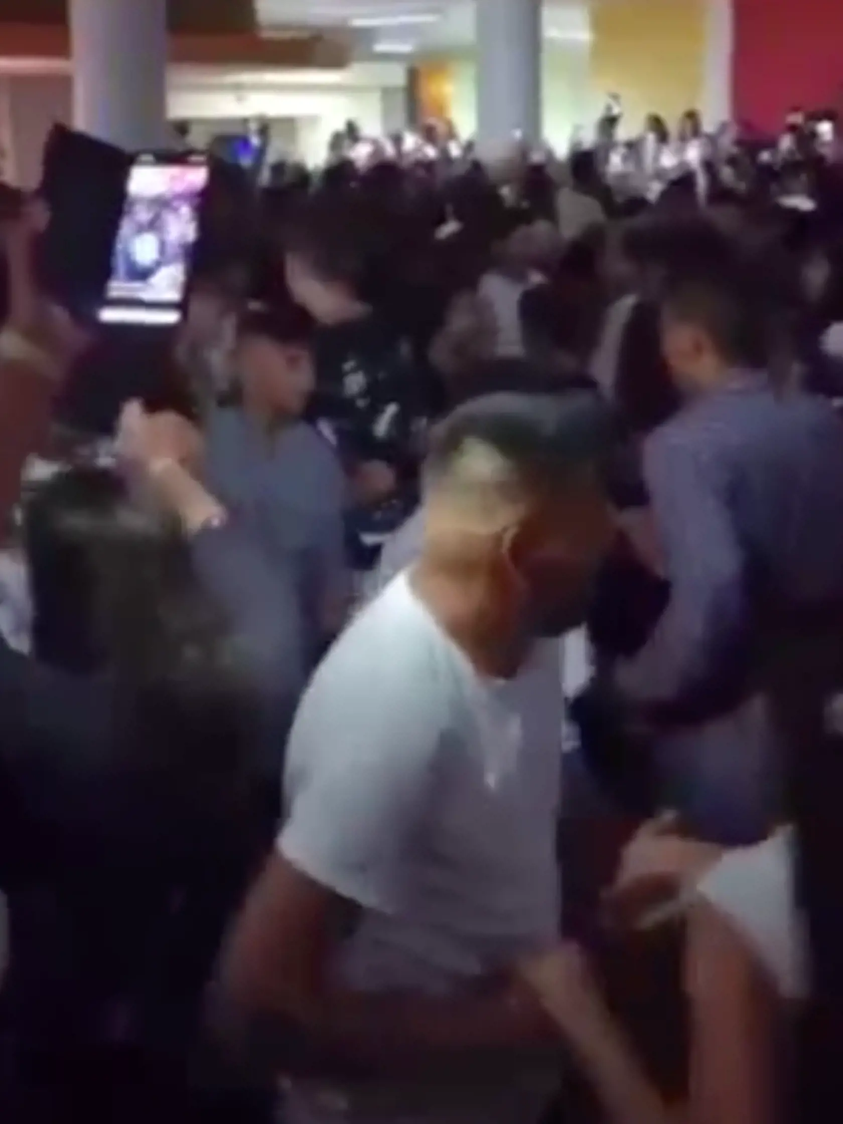 Zábery z videa z rómskej zábavy, ktorú zorganizovali v Prešove v čase, keď bol okres zaradený do oranžovej zóny covid automatu, teda v stupni ostražitosti, v ktorom je povinné nosenie rúšok v interiéri a večierkov sa môže zúčastniť maximálne sto plne zaočkovaných alebo 50 ľudí v režime OTP (očkovaní, testovaní, prekonavší).