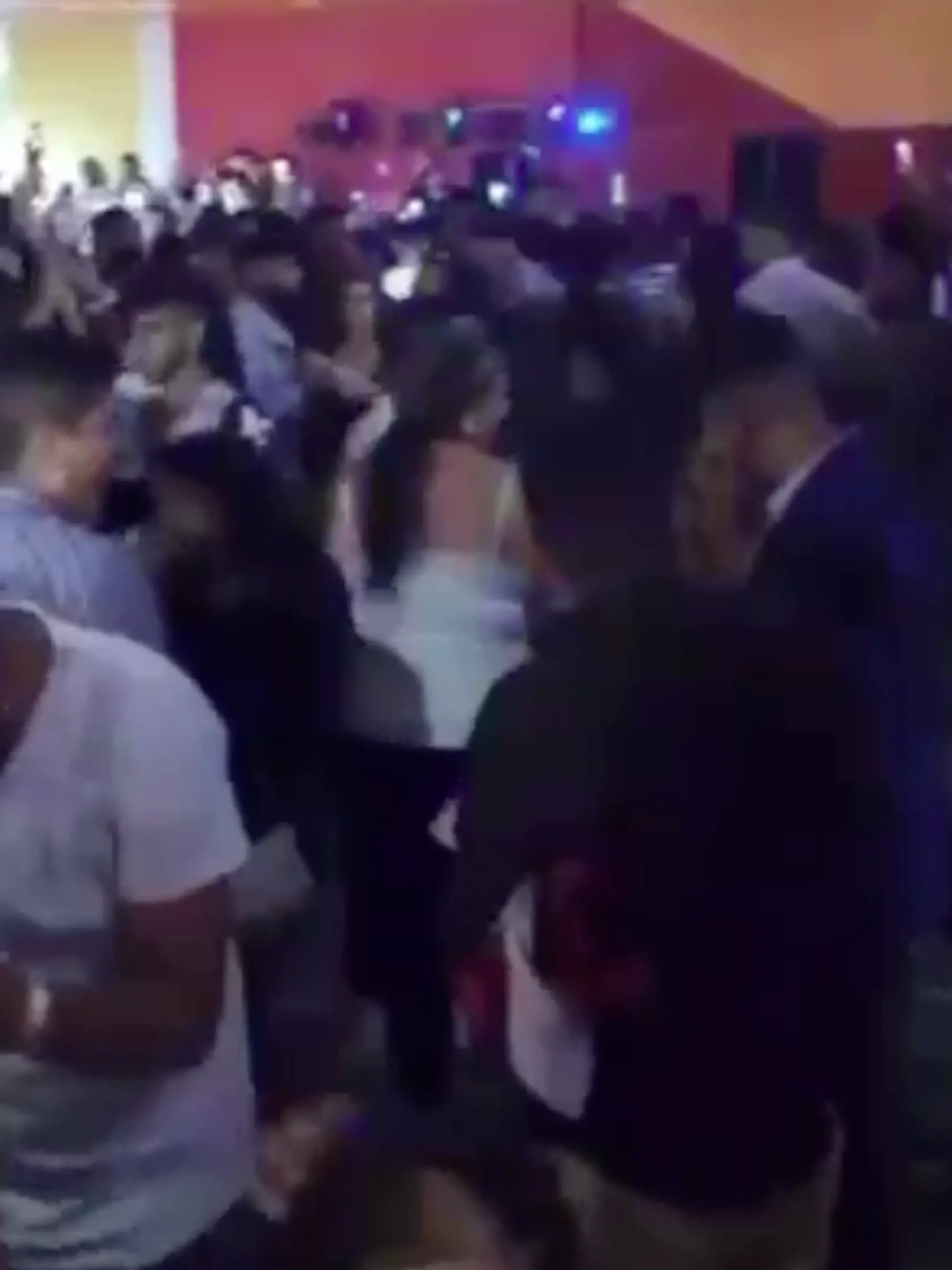 Zábery z videa z rómskej zábavy, ktorú zorganizovali v Prešove v čase, keď bol okres zaradený do oranžovej zóny covid automatu, teda v stupni ostražitosti, v ktorom je povinné nosenie rúšok v interiéri a večierkov sa môže zúčastniť maximálne sto plne zaočkovaných alebo 50 ľudí v režime OTP (očkovaní, testovaní, prekonavší).