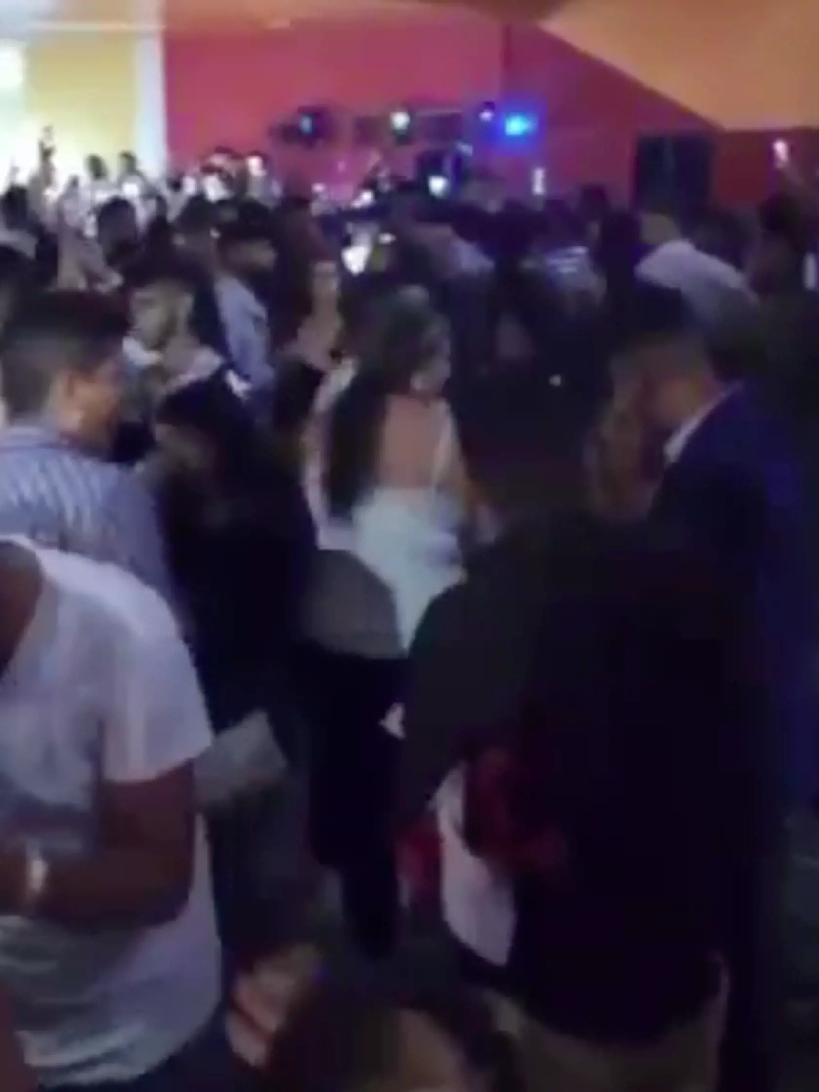 Zábery z videa z rómskej zábavy, ktorú zorganizovali v Prešove v čase, keď bol okres zaradený do oranžovej zóny covid automatu, teda v stupni ostražitosti, v ktorom je povinné nosenie rúšok v interiéri a večierkov sa môže zúčastniť maximálne sto plne zaočkovaných alebo 50 ľudí v režime OTP (očkovaní, testovaní, prekonavší).