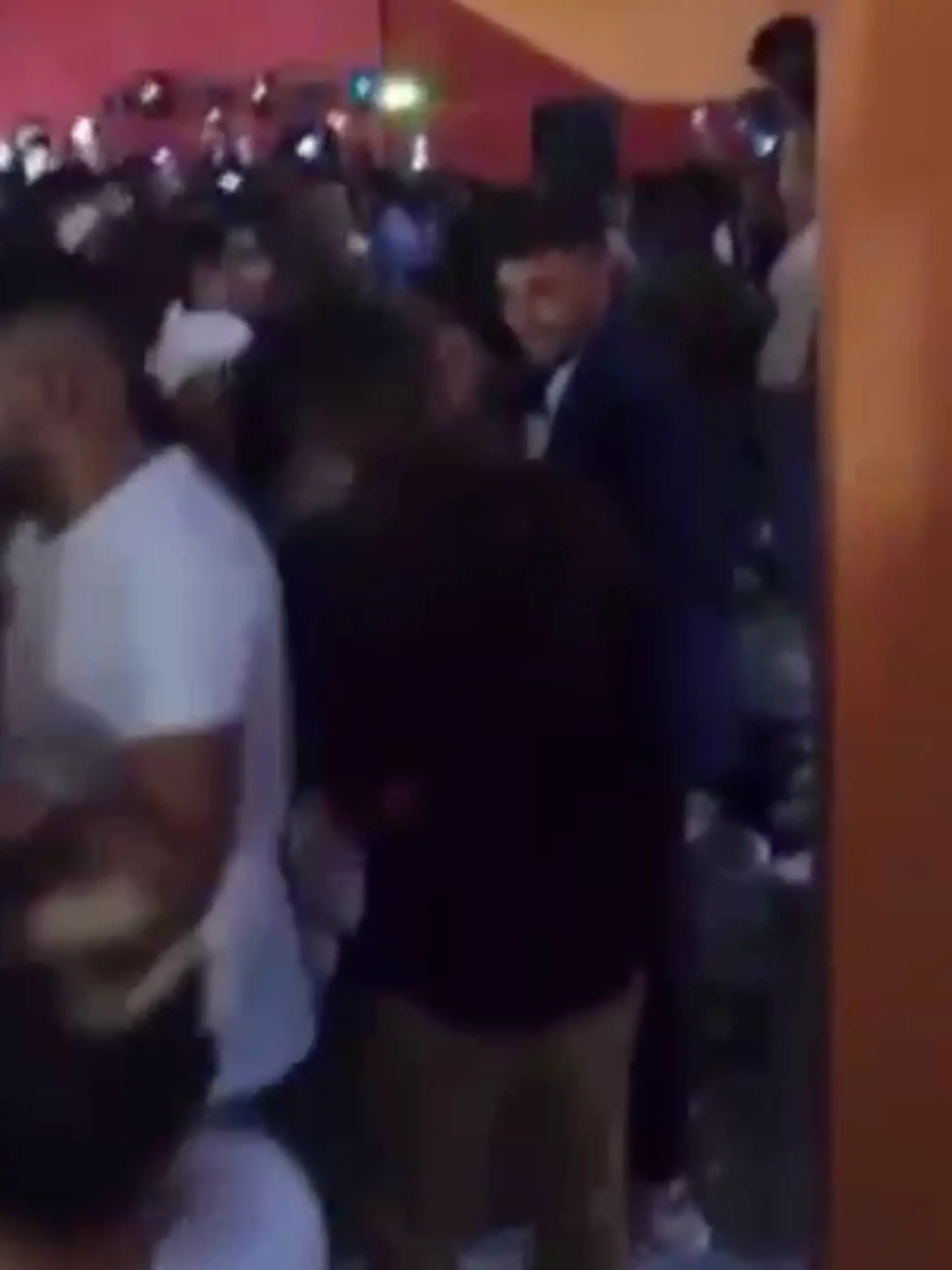 Zábery z videa z rómskej zábavy, ktorú zorganizovali v Prešove v čase, keď bol okres zaradený do oranžovej zóny covid automatu, teda v stupni ostražitosti, v ktorom je povinné nosenie rúšok v interiéri a večierkov sa môže zúčastniť maximálne sto plne zaočkovaných alebo 50 ľudí v režime OTP (očkovaní, testovaní, prekonavší).