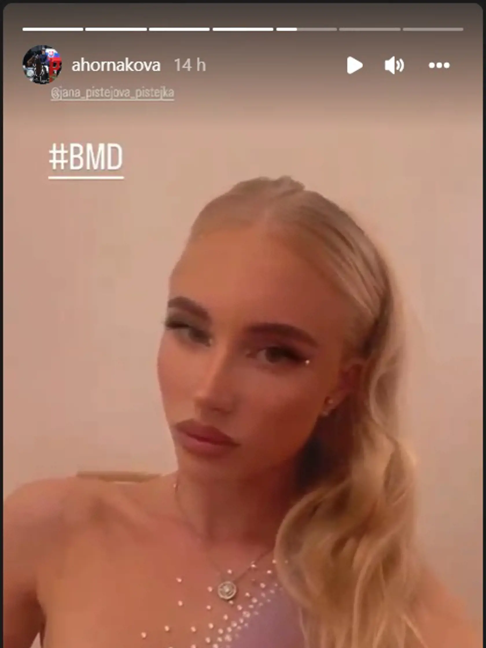 Alexandra Horňáková na Bratislavských módnych dňoch predvádzala v šatách Jany Pištejovej.