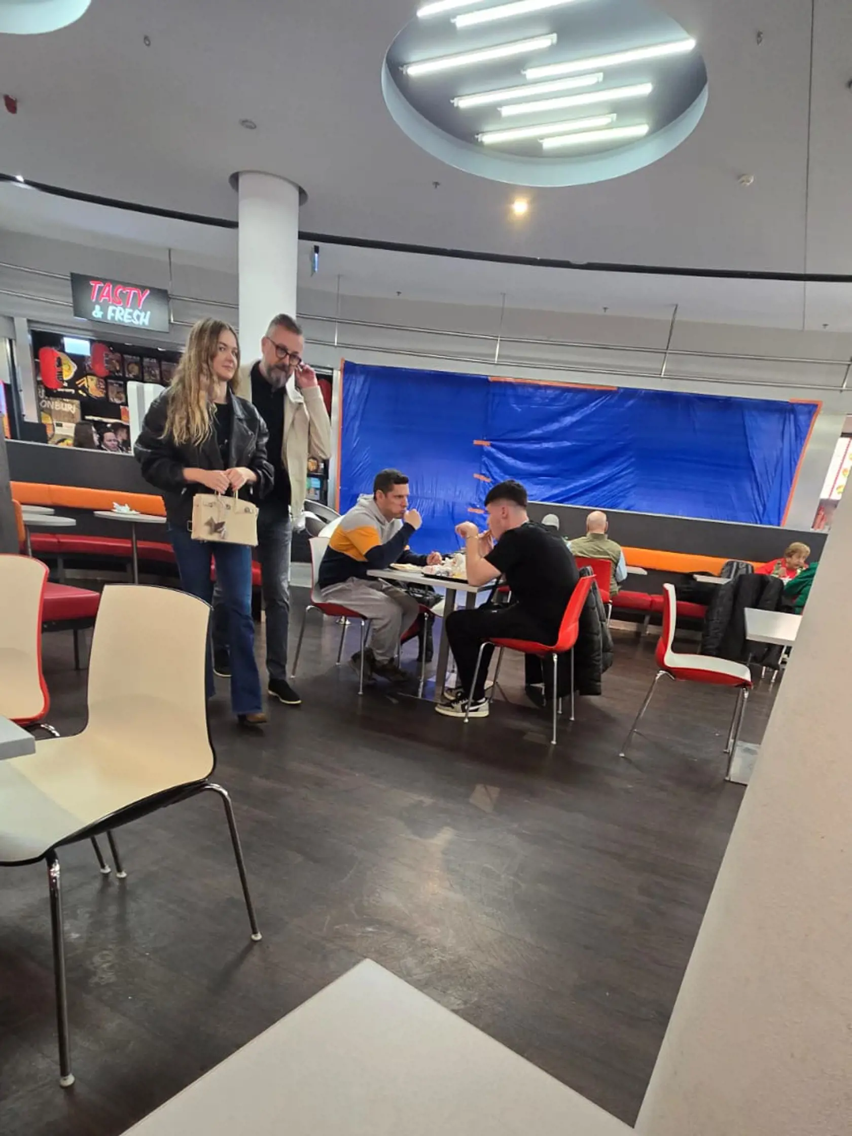 Exkluzívne zábery exministra Martina Glváča s misskou Annou Amenovou. Párik si užil spoločné chvíle v nákupnom centre, kde si obzerali obchody a najedli sa.