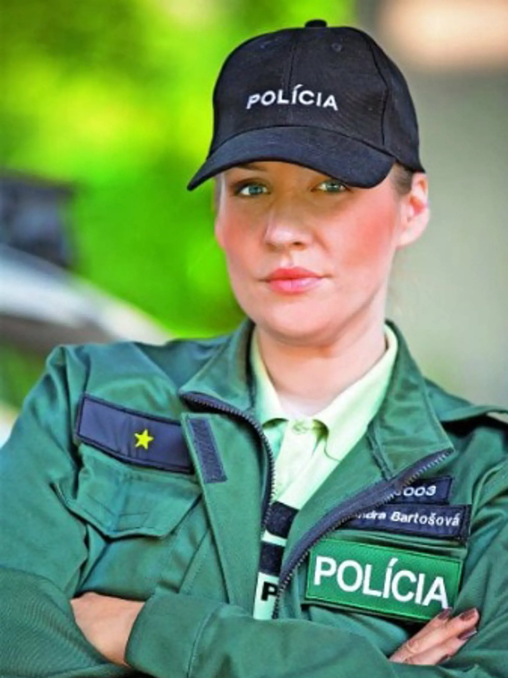 Alexandra Palatinusová ako podporučík A. Bartošová.