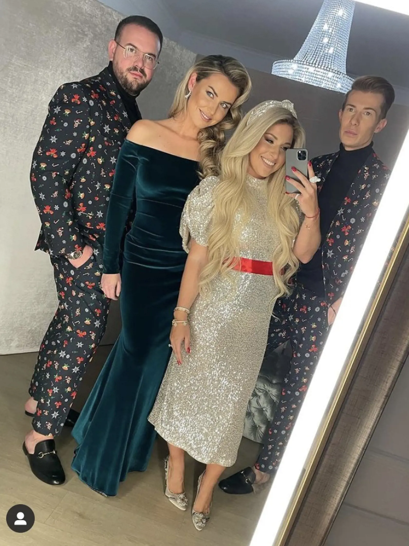 Hviezdni hostia dodržali luxusne nastavený dress code. Vyfintení prišli v skutočne parádnych outfitoch.