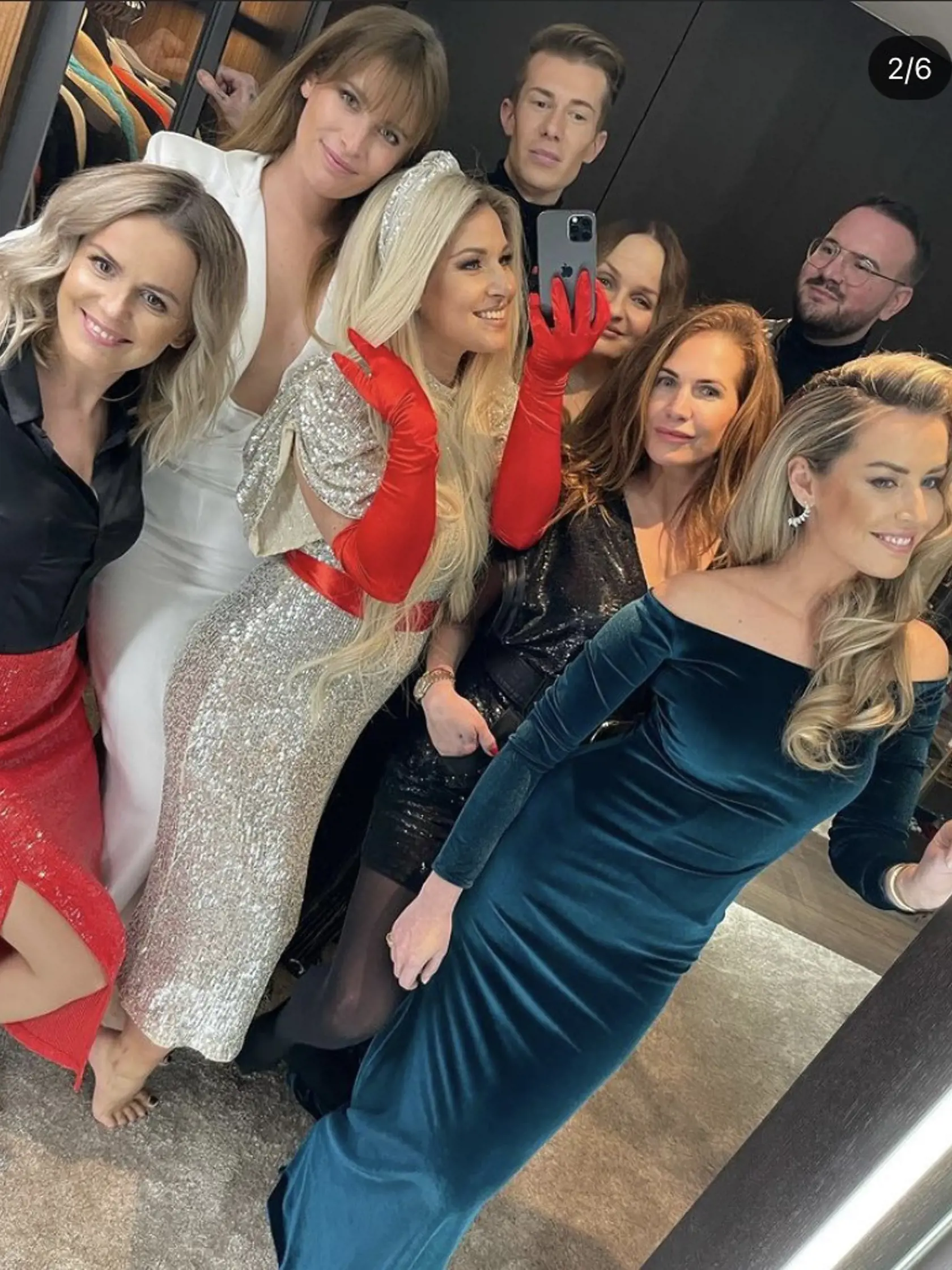 Prišiel Cibulkovej dvorný kaderník Patrik Veselý, osobný stylista Andrej Kusalík. Nechýbali kamarátky Barbora Franeková, Broňa Borovičková, ale aj známa slovenská herečka Zuzana Kubovčíková-Šebová.