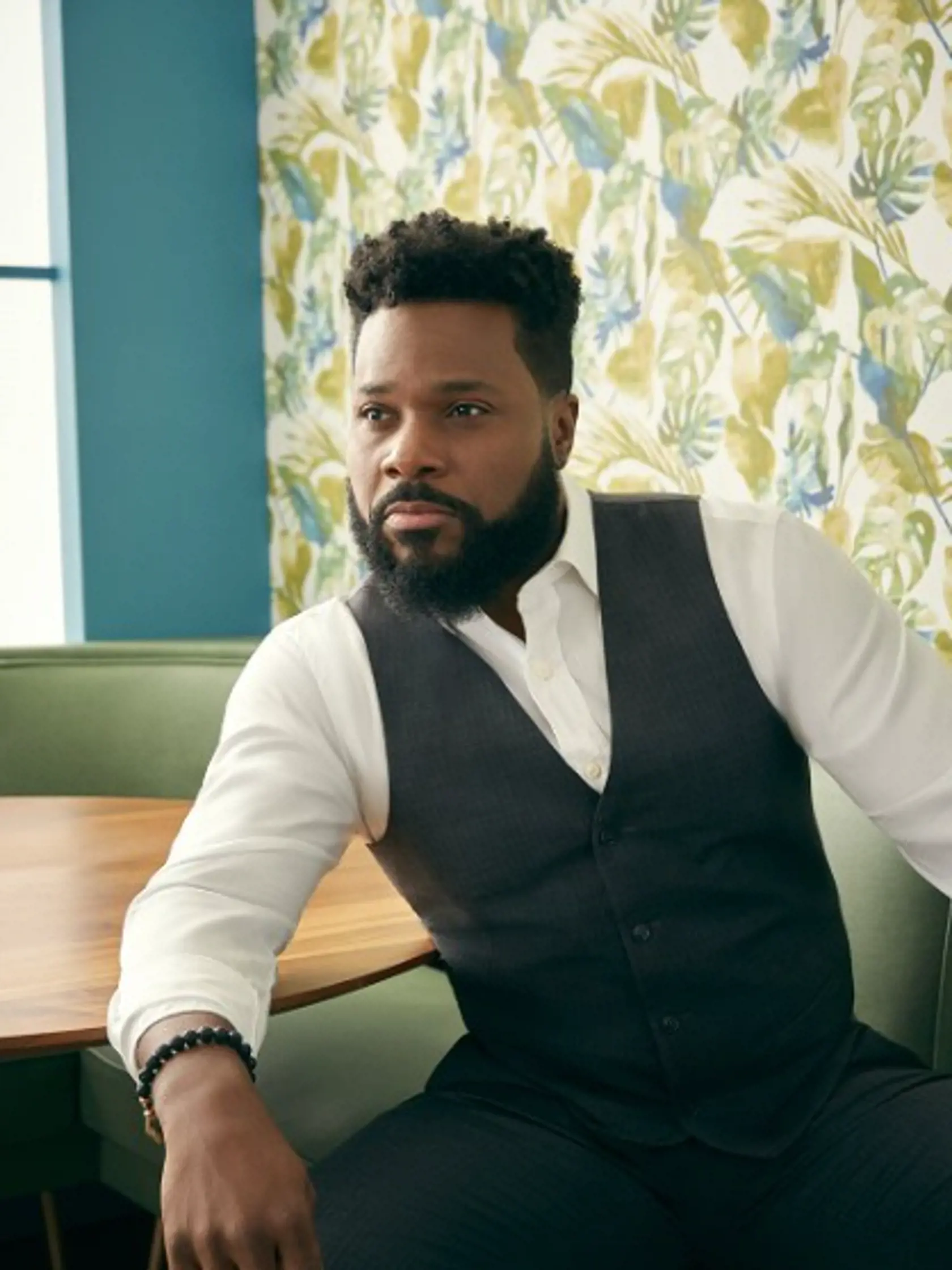 Malcolm-Jamal Warner, ktorý stvárnil Thea Huxtablea si zahral v seriáli Doktori.