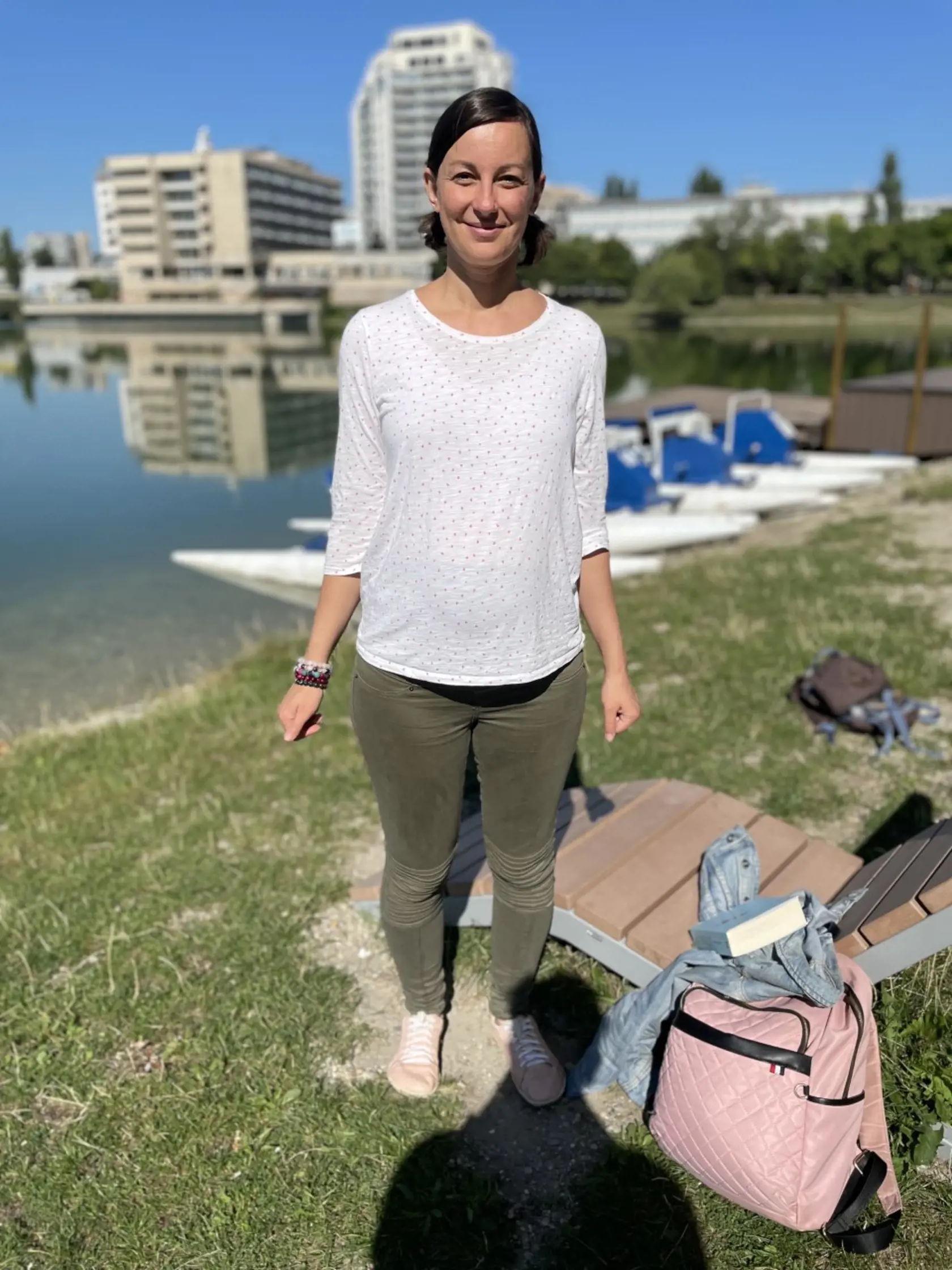 Zdenka (36), Bratislava: Skôr sa snažím odkladať peniaze do iných, ako sú bežné účty. Investujem napríklad do rôznych fondov - do menej rizikových aj rizikových, to je asi najbežnejší spôsob. Mám finančnú poradkyňu, ktorá mi vie poradiť vo fondoch. Do nich investujem aspoň raz mesačne. Snažím sa nenechávať si veľké finančné prostriedky na bežných účtoch. Samozrejme, mám aj rezervy. Boli časy, kedy by pokryli aj rok, ale momemtálne som tehotná a tak sa to mení.