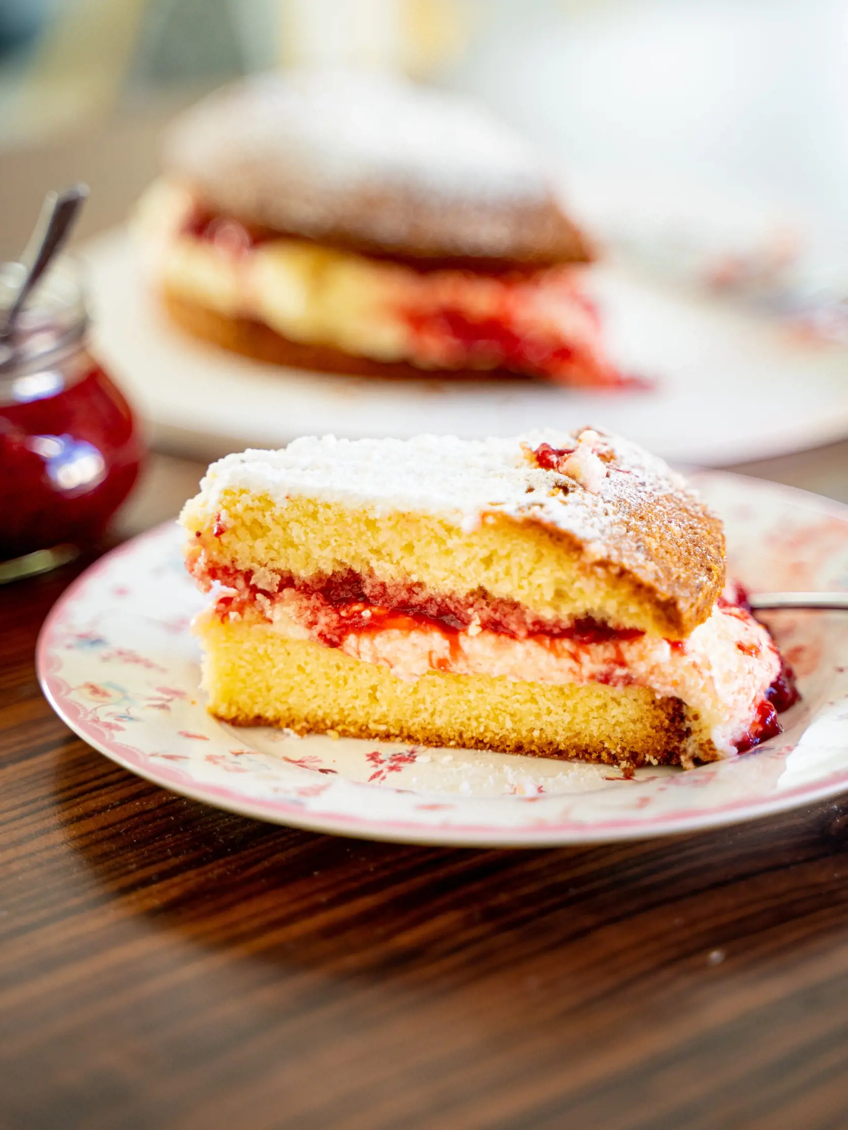 piškótový koláč Victoria Sponge s jemným maslovým krémom a jahodovým džemom.