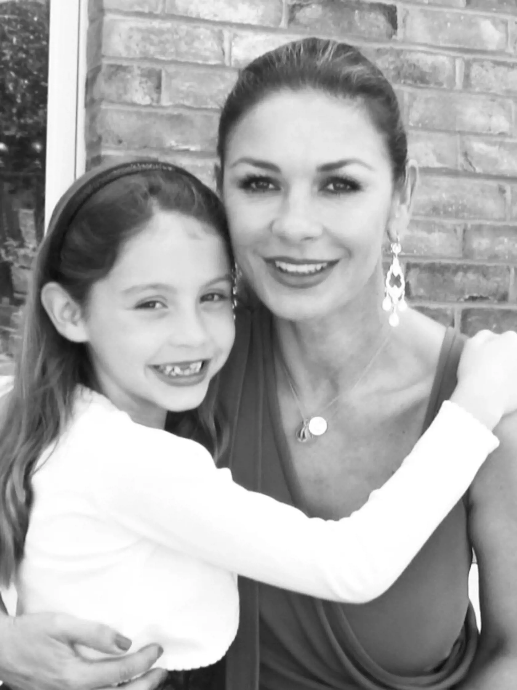 Catherine Zeta-Jones s dcérkou Carys, keď bola ešte malá.