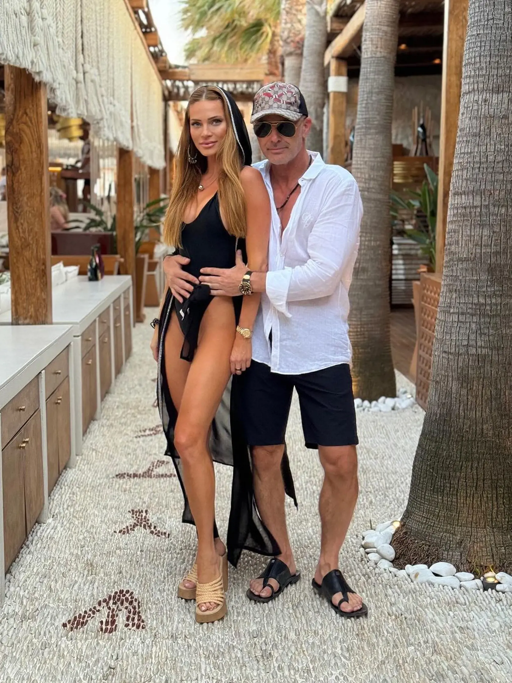 Andrea svojím outfitom nepresvedčila všetkých fanúšikov. Na fotografii s manželom Danielom Volopichom.