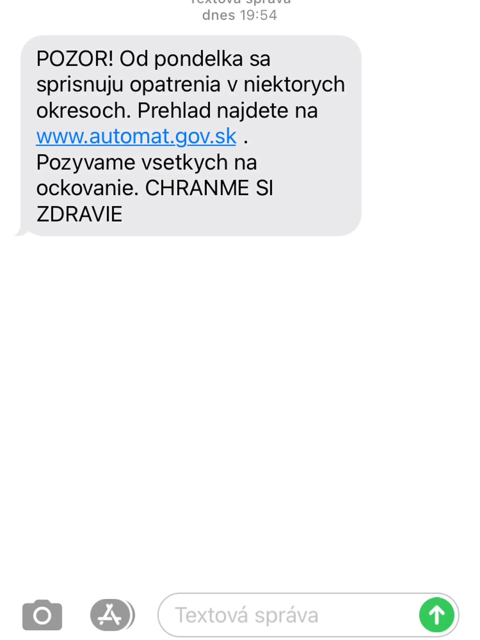 Úrad verejného zdravotníctva posiela ľuďom esemesky, v ktorých upozorňuje na sprísnenie opatrení od pondelka.