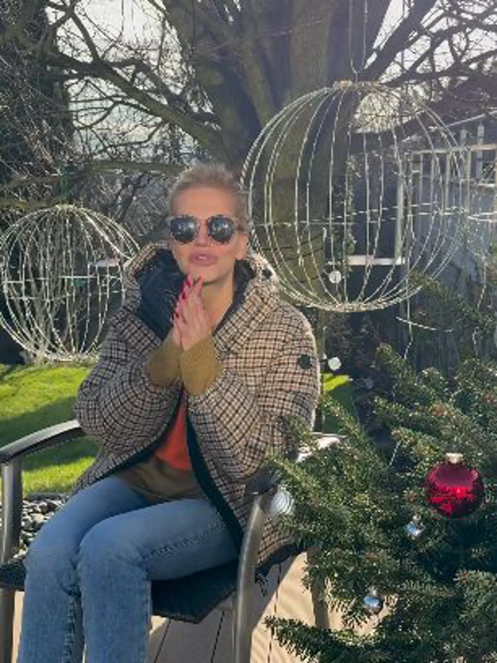 23. december 2024: Dara Rolins na ľavej ruke prsteň ešte nemala. 