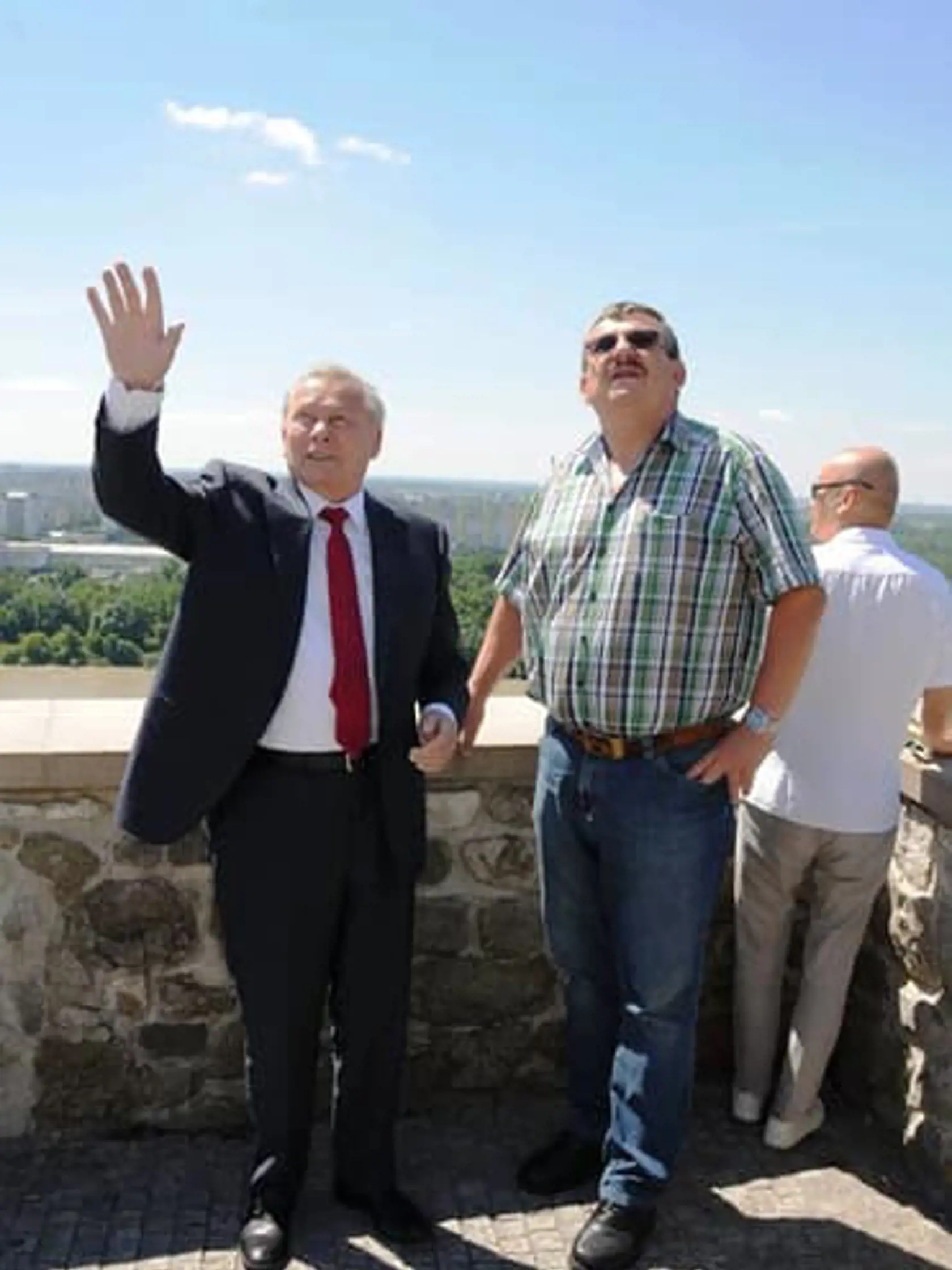 Schusterovi sa zástava zdá malá.