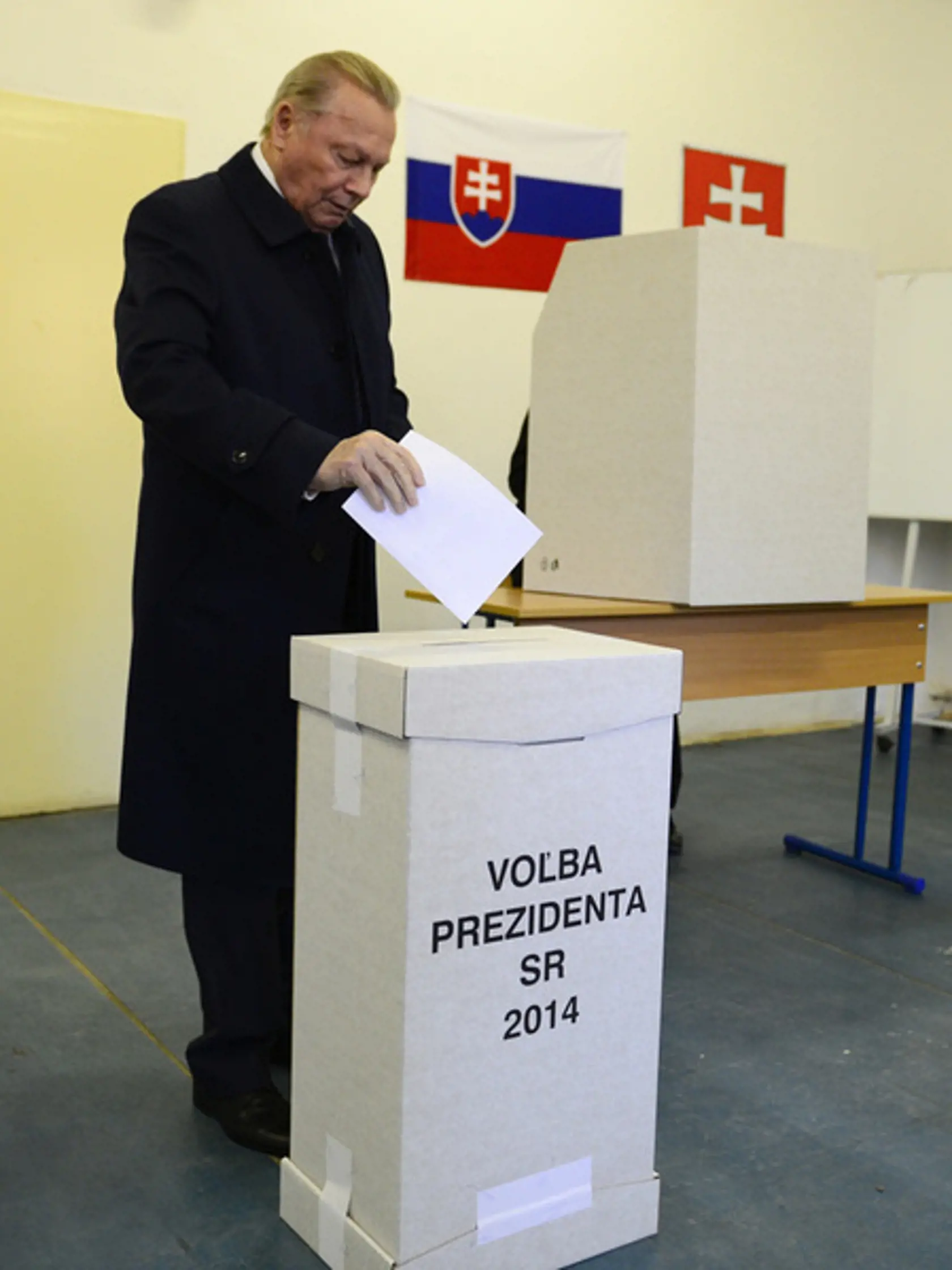 Druhé kolo prezidentských volieb 2014: Odvolil aj Rudolf Schuster.