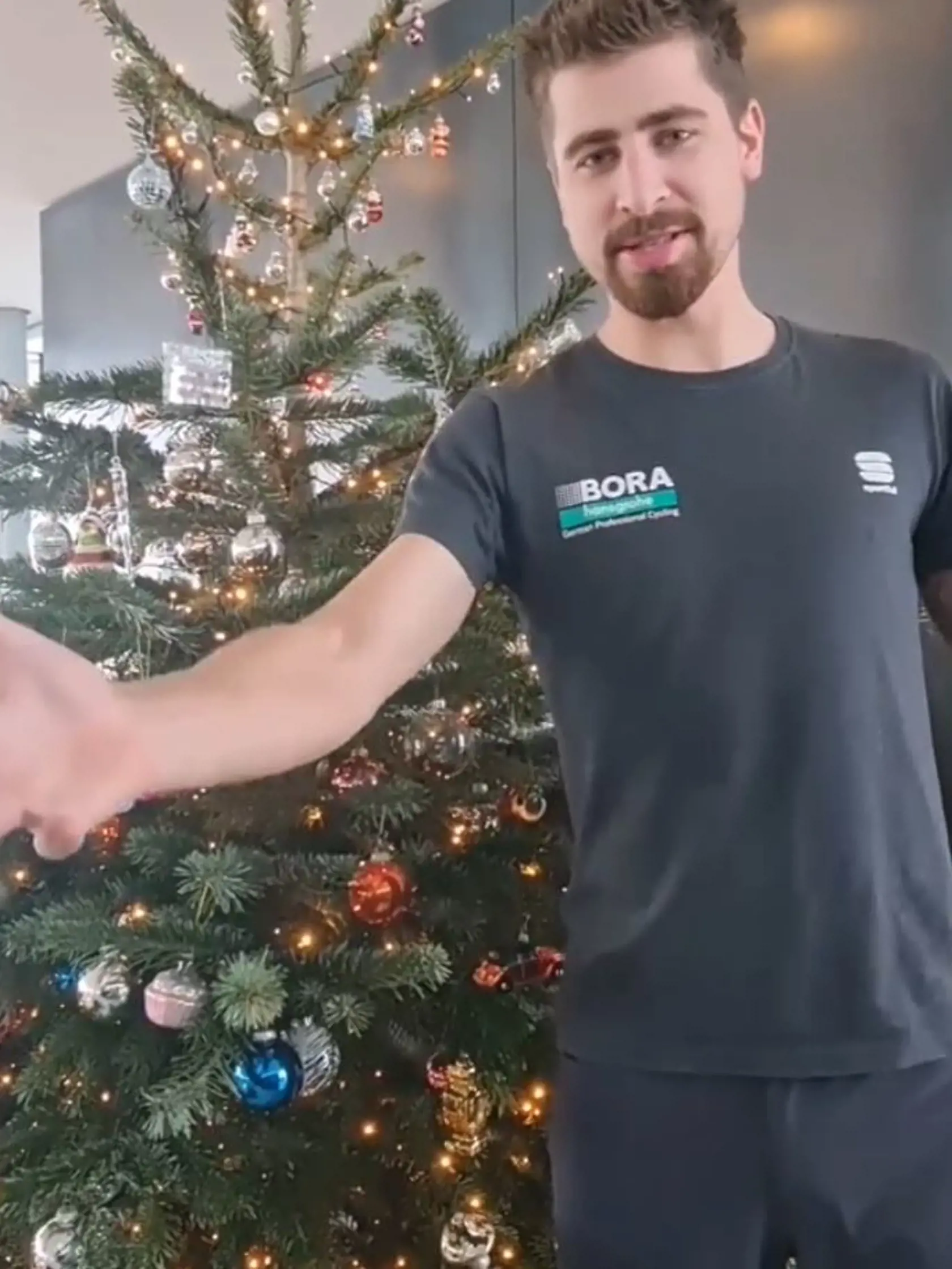 Saganovci žijú oddelene, takže vianočné sviatky spolu netrávia. Peter zavinšoval fanúšikom cez sociálnu sieť a fanúšikov už tradične pobavil.