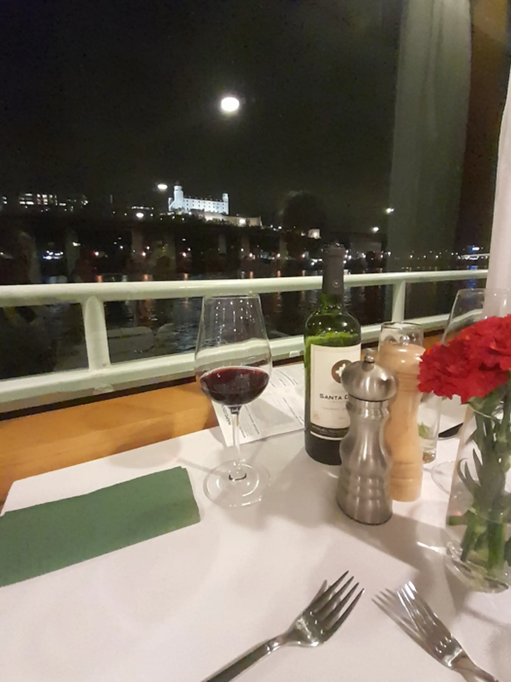 Večerná plavba po Dunaji vám poskytne nové pohľady na Bratislavu.