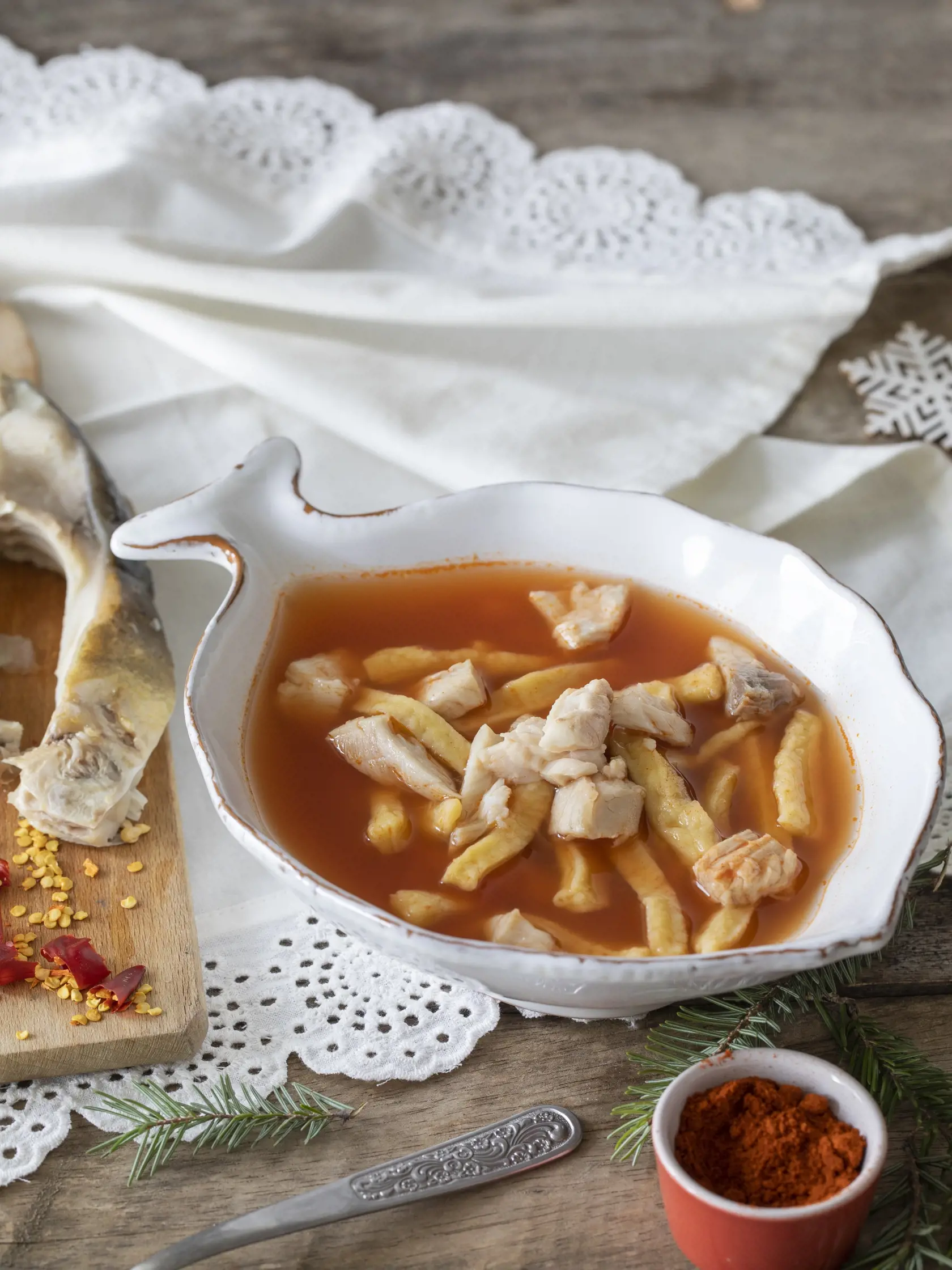 rybacia polievka s cestovinami

recept: 
4 PORCIE, PRÍPRAVA 35 MINÚT, VARENIE 45 MINÚT
• 700 g kapra (podkovičky) • 200 g cibule
• 1 červená paprika
• 1 zelená paprika
• 2 paradajky
• 2 lyžice mletej červenej papriky • 2 lyžice paradajkového pretlaku • soľ
Na cestoviny:
• 200 g hladkej múky • 2 vajcia
1. Rybu opláchnite. Cibuľu ošúpte a nakrá- jajte nahrubo. Papriky očistite, vyberte jad- rovník a zvyšok nakrájajte na väčšie kusy. Narežte paradajky z jednej strany do kr