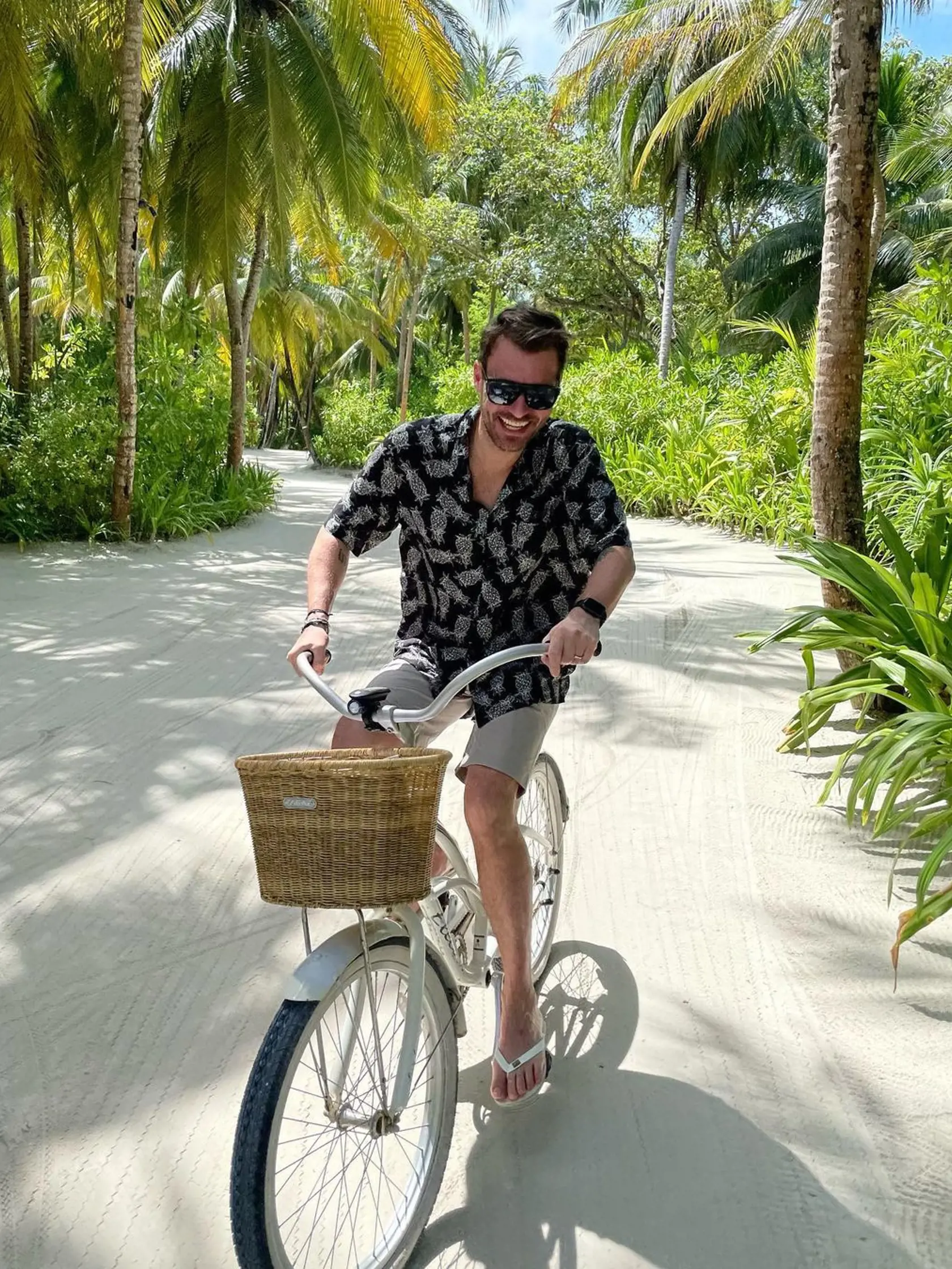 Moderátor sa prepravoval na bicykli.