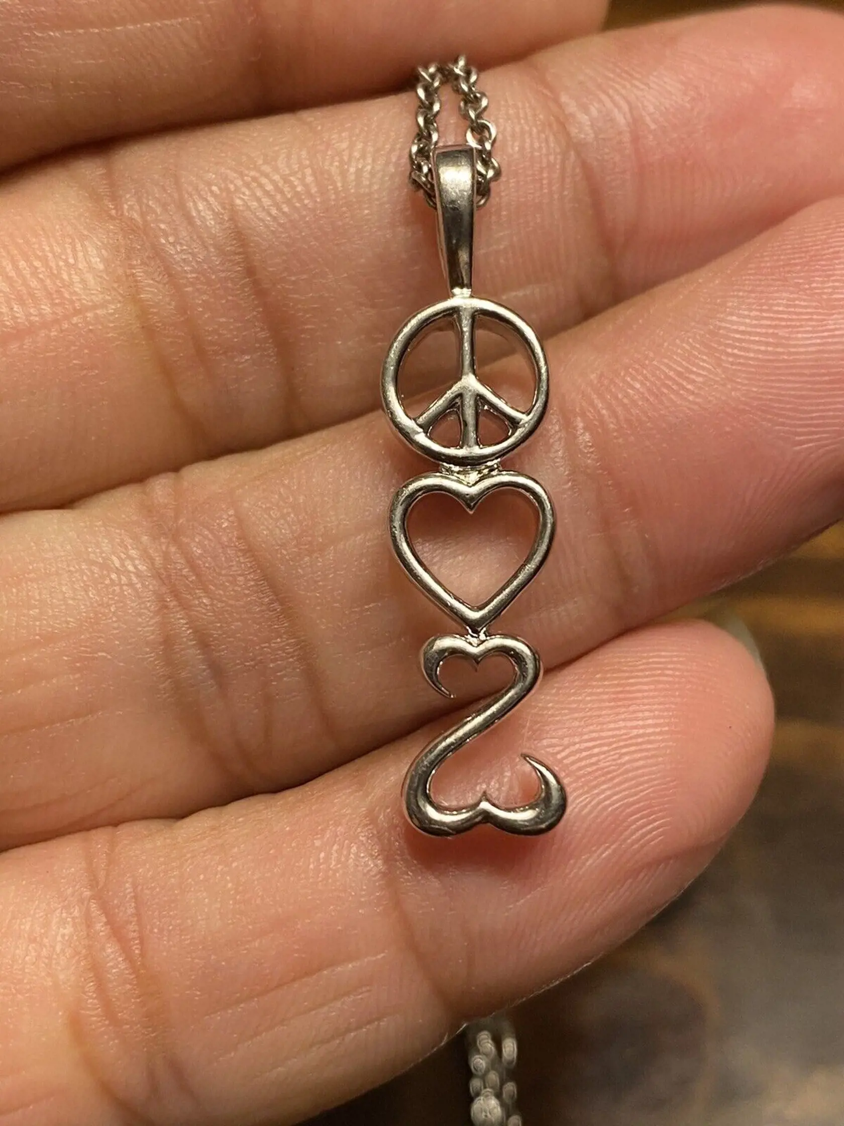 Jane Seymour (71) – Open Hearts Jewelry: 
Nestarnúca herečka predáva vlastnú kolekciu šperkov pre zrelé ženy zo 14-karátového zlata a mincového striebra, ktorá je okrem USA je dostupná aj v Kanade a Británii. Logo a názov sú odvodené od jej maľby dvoch spojených, otvorených sŕdc.