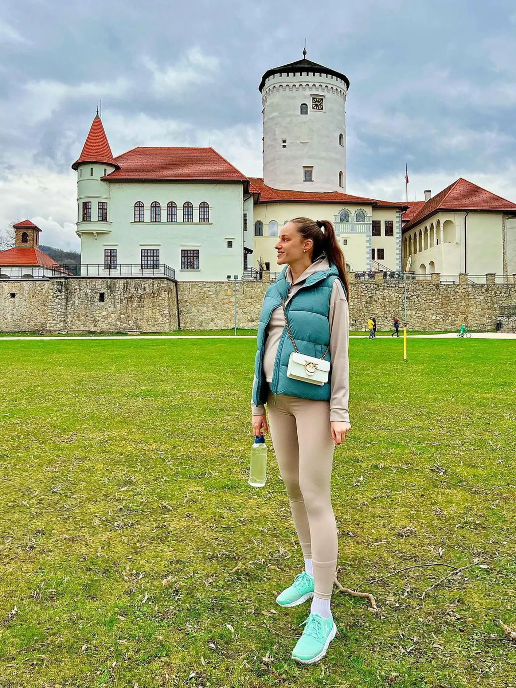 Ivana Bezdeda s tehotenským bruškom